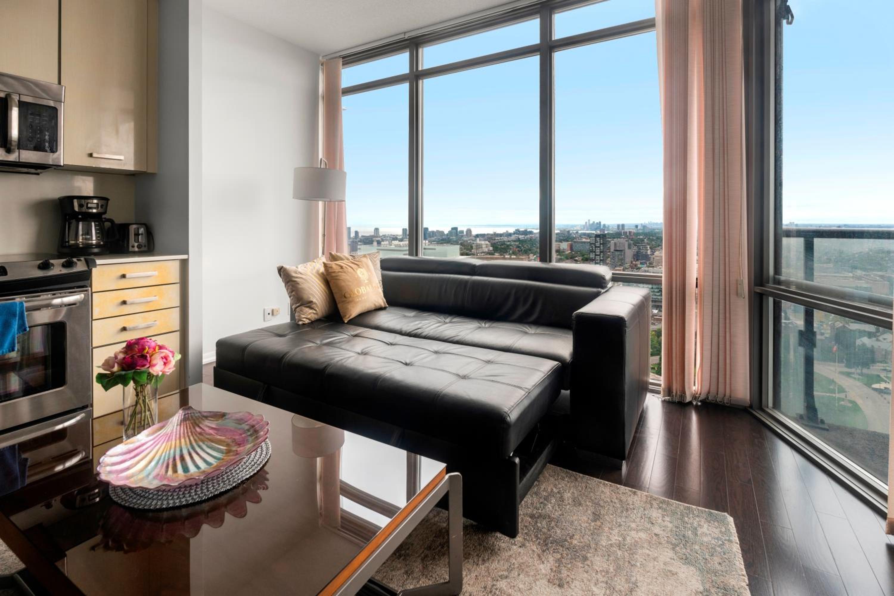 3 BR Panoramas Lake Ontario and CN Tower View