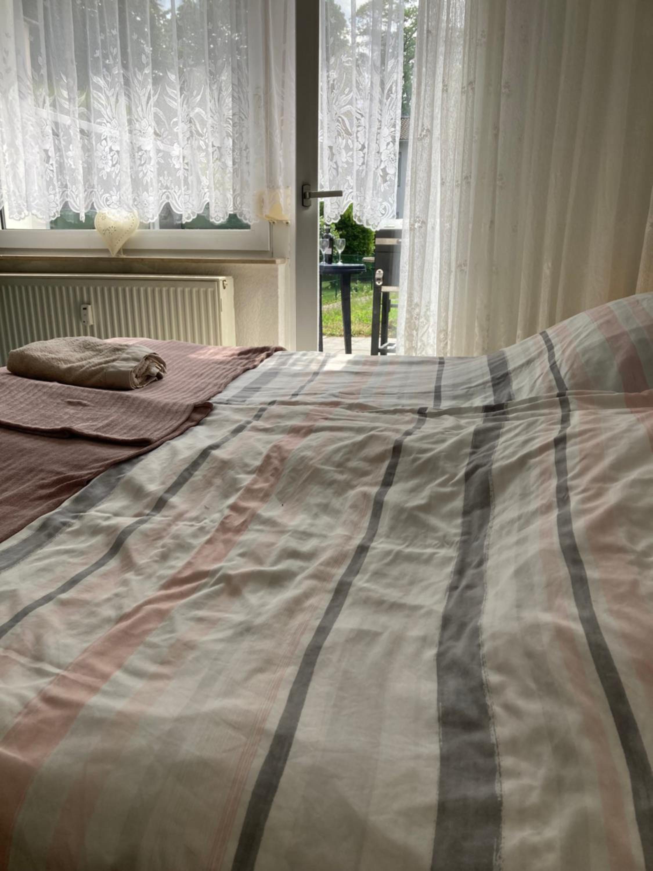 Self check in Apartment 42 m Schlafzimmer eigenes Badezimmer mit Badewanne Kochecke mit Esszimmer im Einfamilienhaus eigenes Badezimmer keine Ferienwohnung