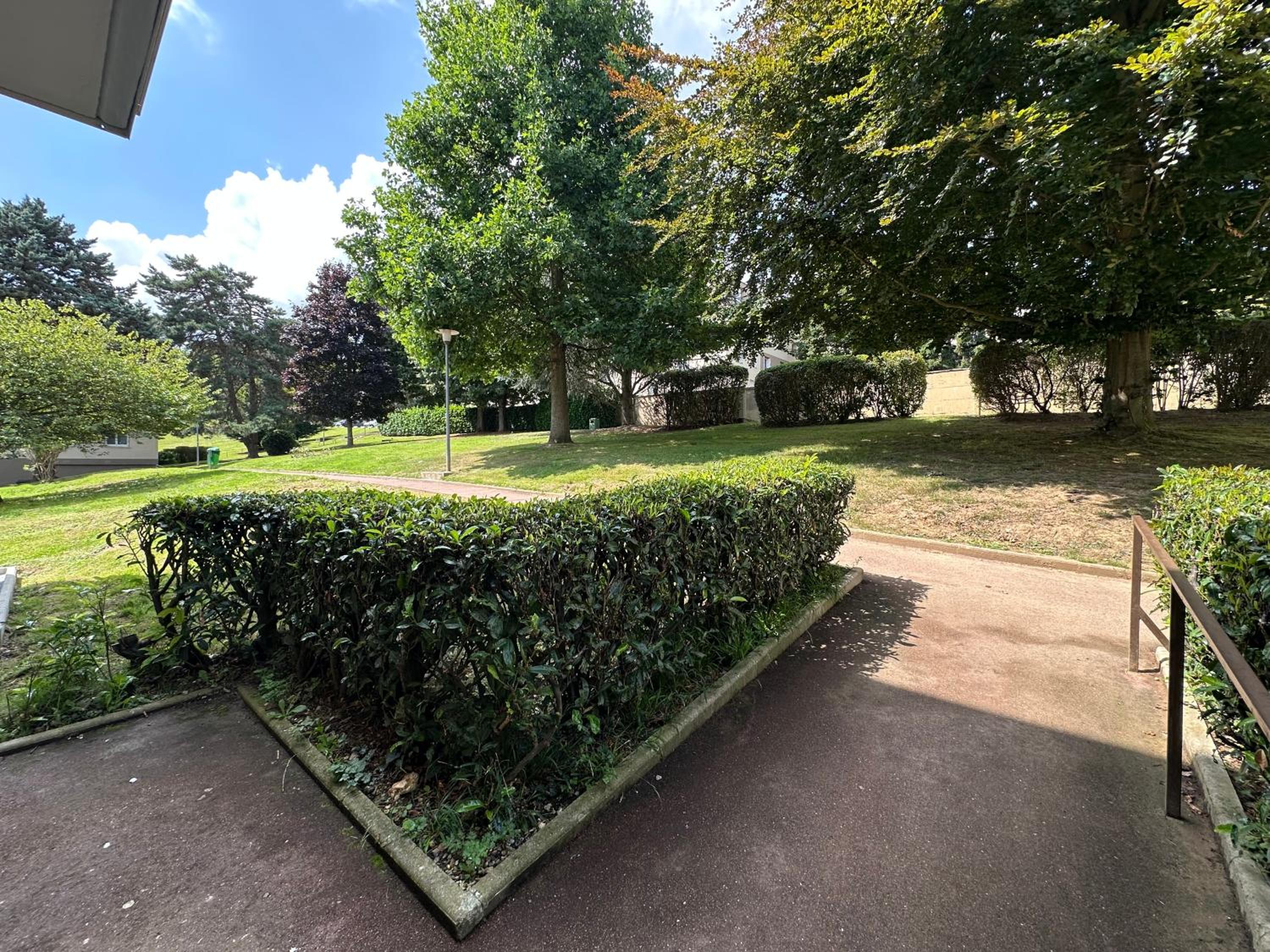 Confort et Verdure 2 Pièces Moderne avec Parking à Domont by Immo Kit Bnb