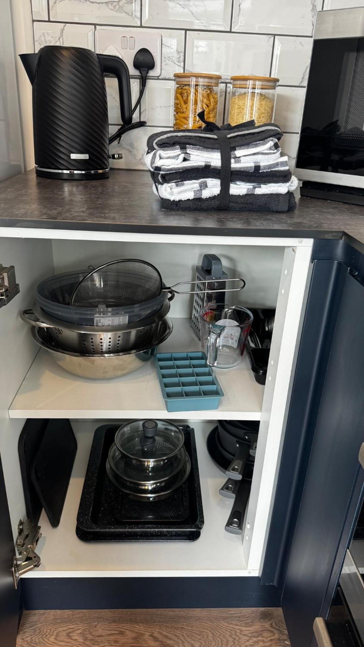 Deluxe Suite w PS5, Balcony, Netflix, Sleeps 6, ideal for relocators and professionals