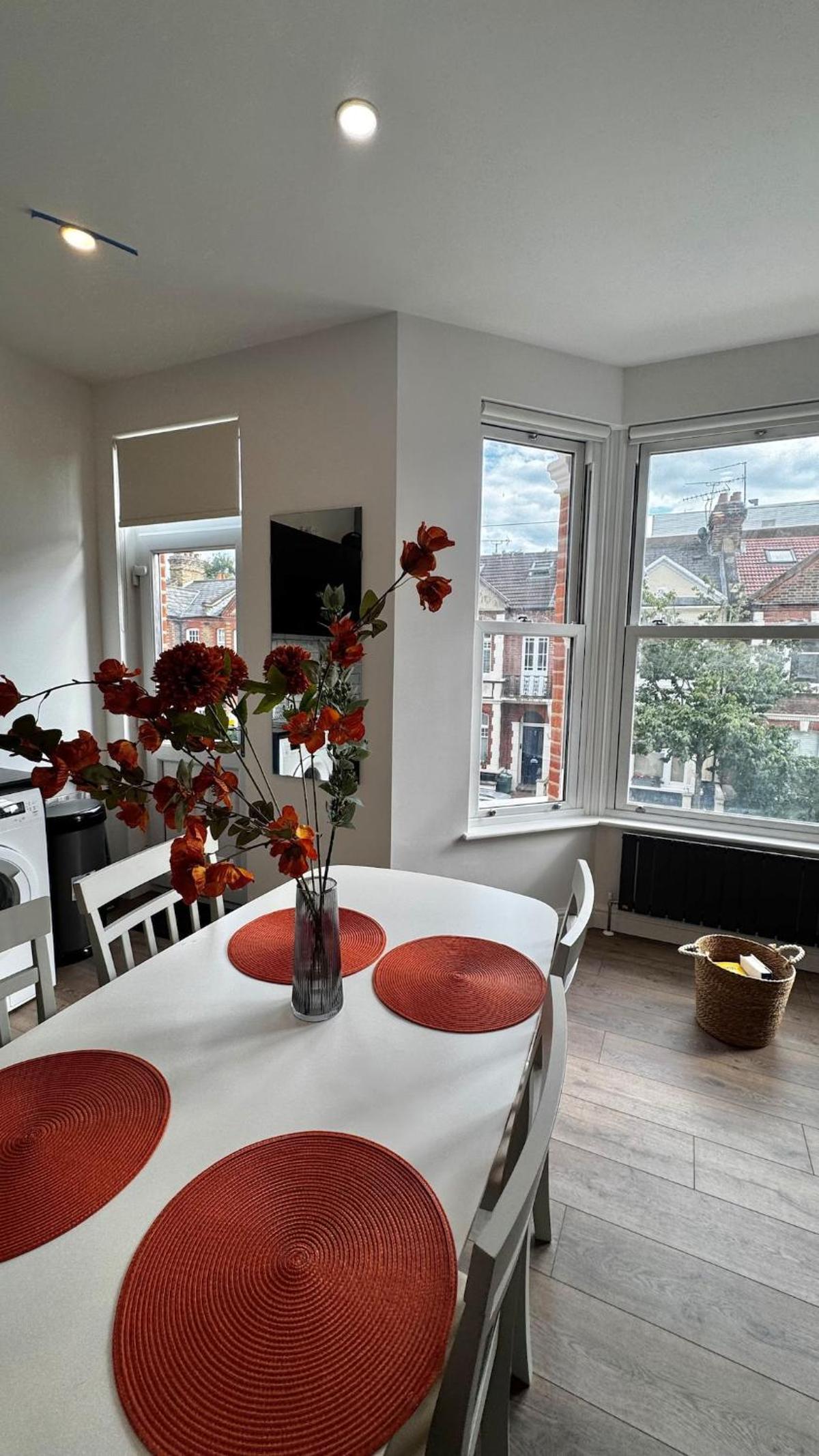 Deluxe Suite w PS5, Balcony, Netflix, Sleeps 6, ideal for relocators and professionals