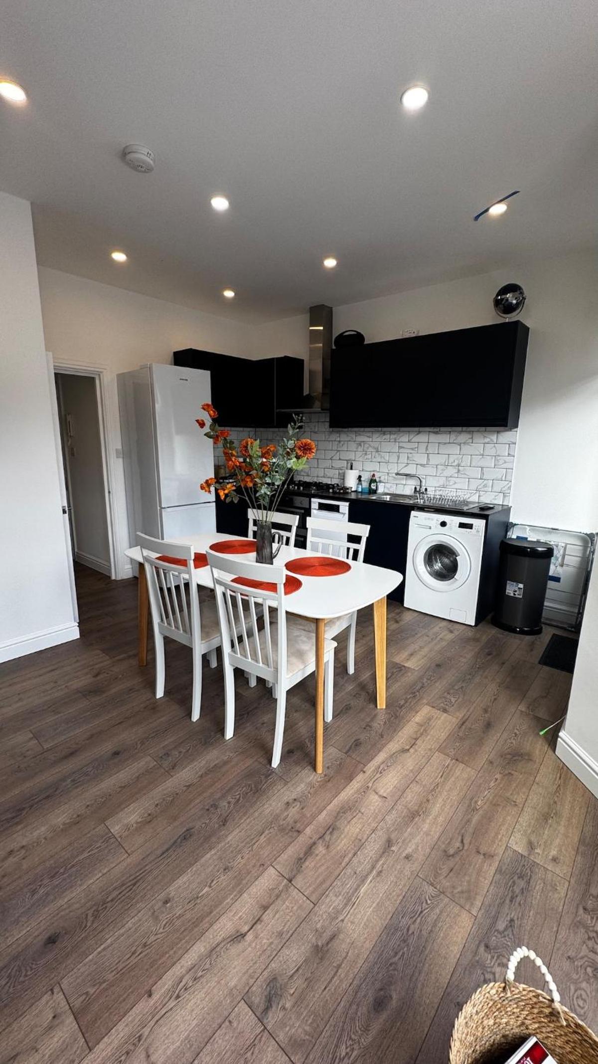 Deluxe Suite w PS5, Balcony, Netflix, Sleeps 6, ideal for relocators and professionals