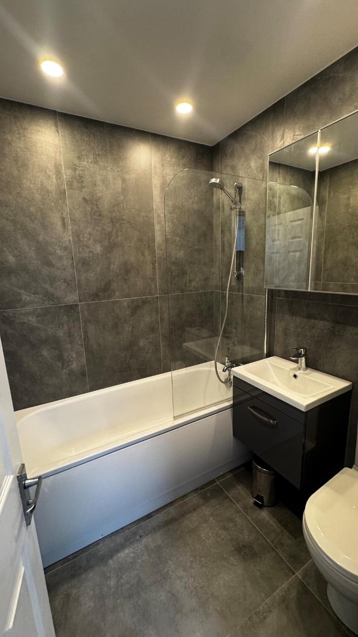 Deluxe Suite w PS5, Balcony, Netflix, Sleeps 6, ideal for relocators and professionals