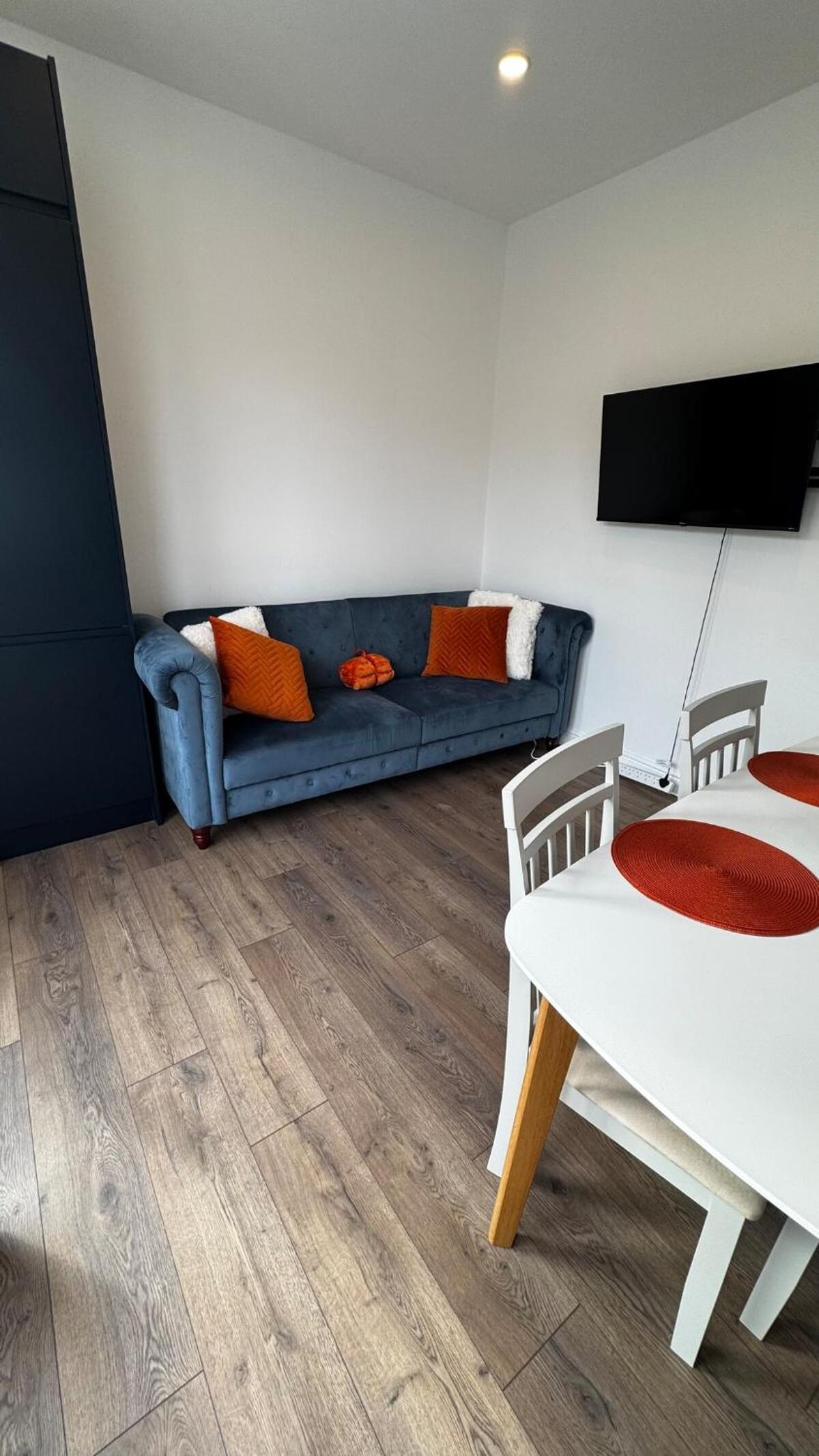 Deluxe Suite w PS5, Balcony, Netflix, Sleeps 6, ideal for relocators and professionals