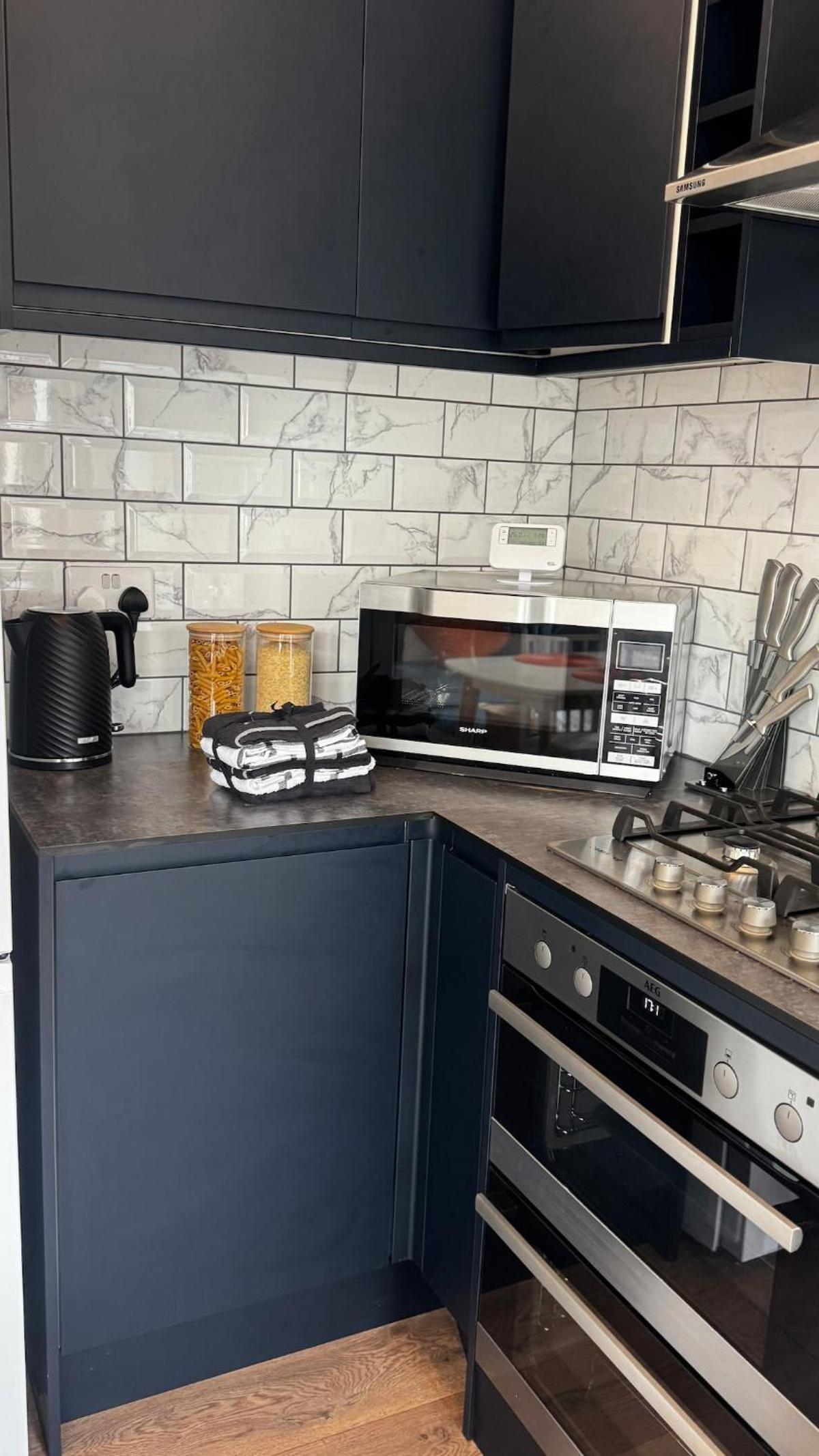 Deluxe Suite w PS5, Balcony, Netflix, Sleeps 6, ideal for relocators and professionals