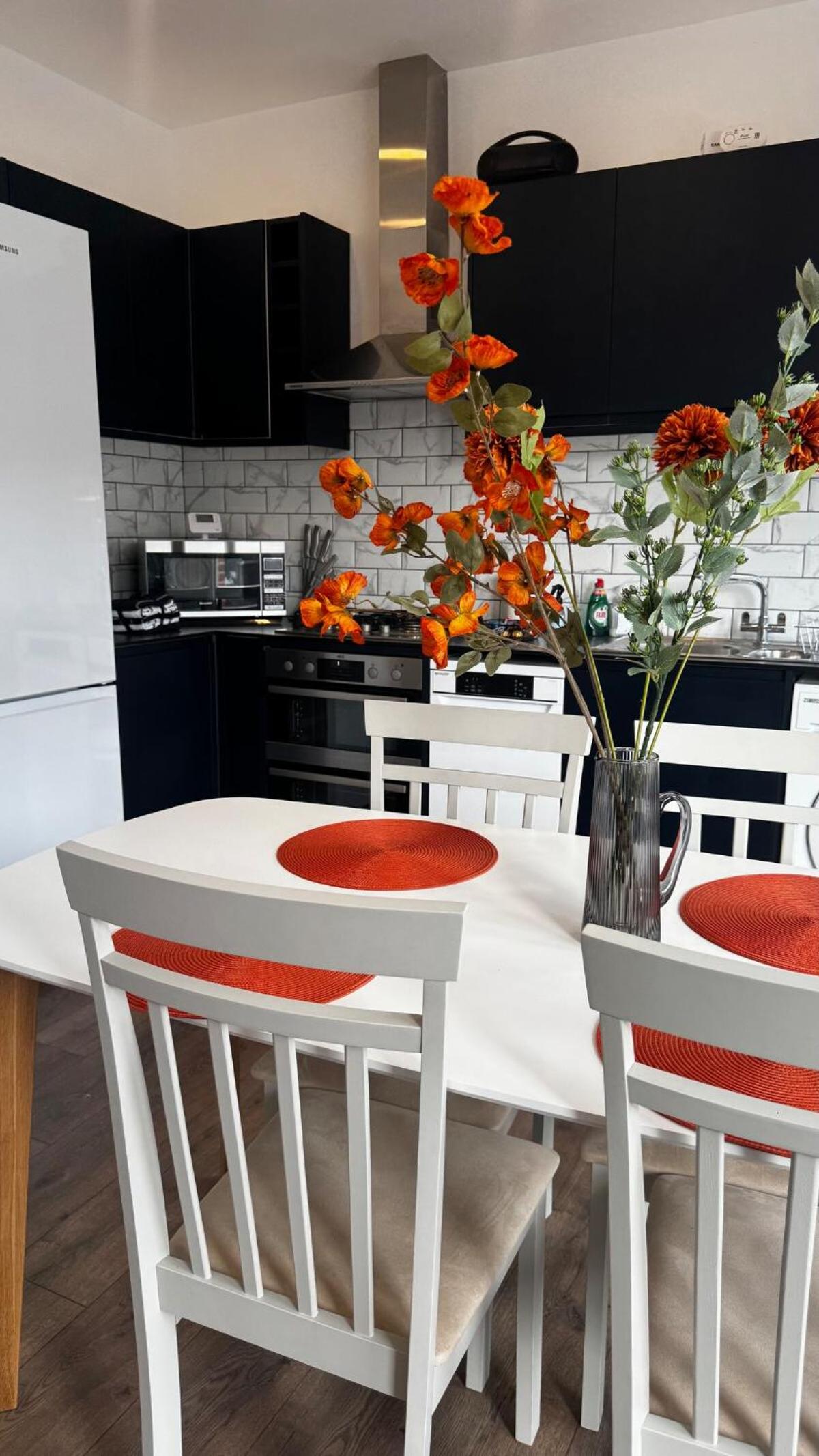 Deluxe Suite w PS5, Balcony, Netflix, Sleeps 6, ideal for relocators and professionals