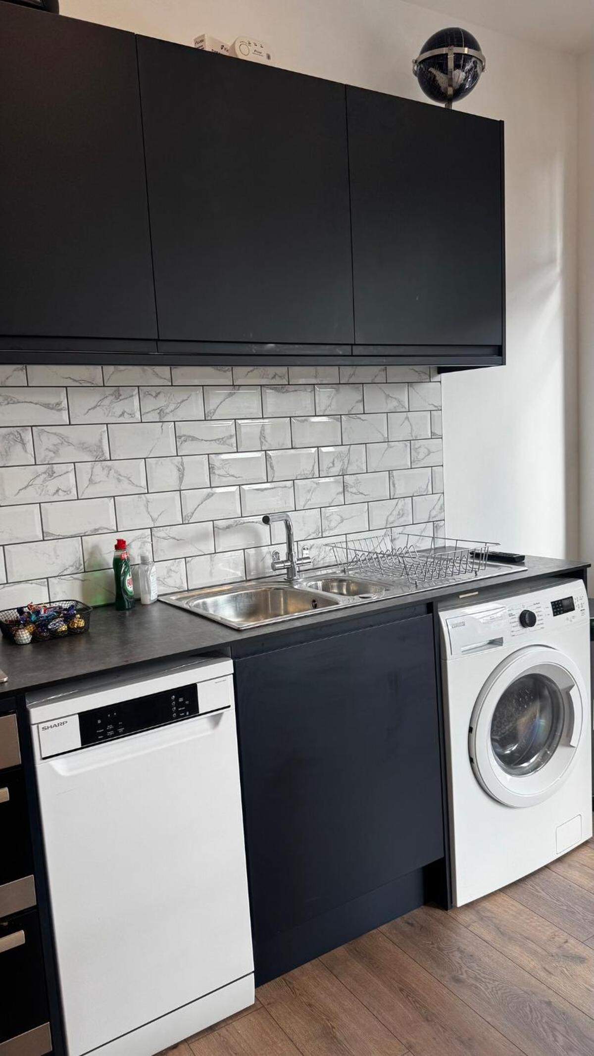 Deluxe Suite w PS5, Balcony, Netflix, Sleeps 6, ideal for relocators and professionals