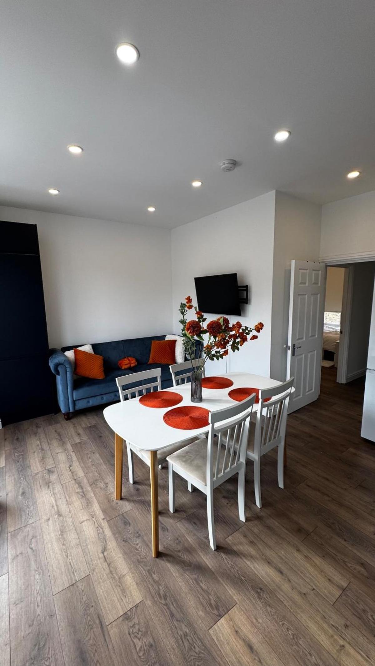 Deluxe Suite w PS5, Balcony, Netflix, Sleeps 6, ideal for relocators and professionals