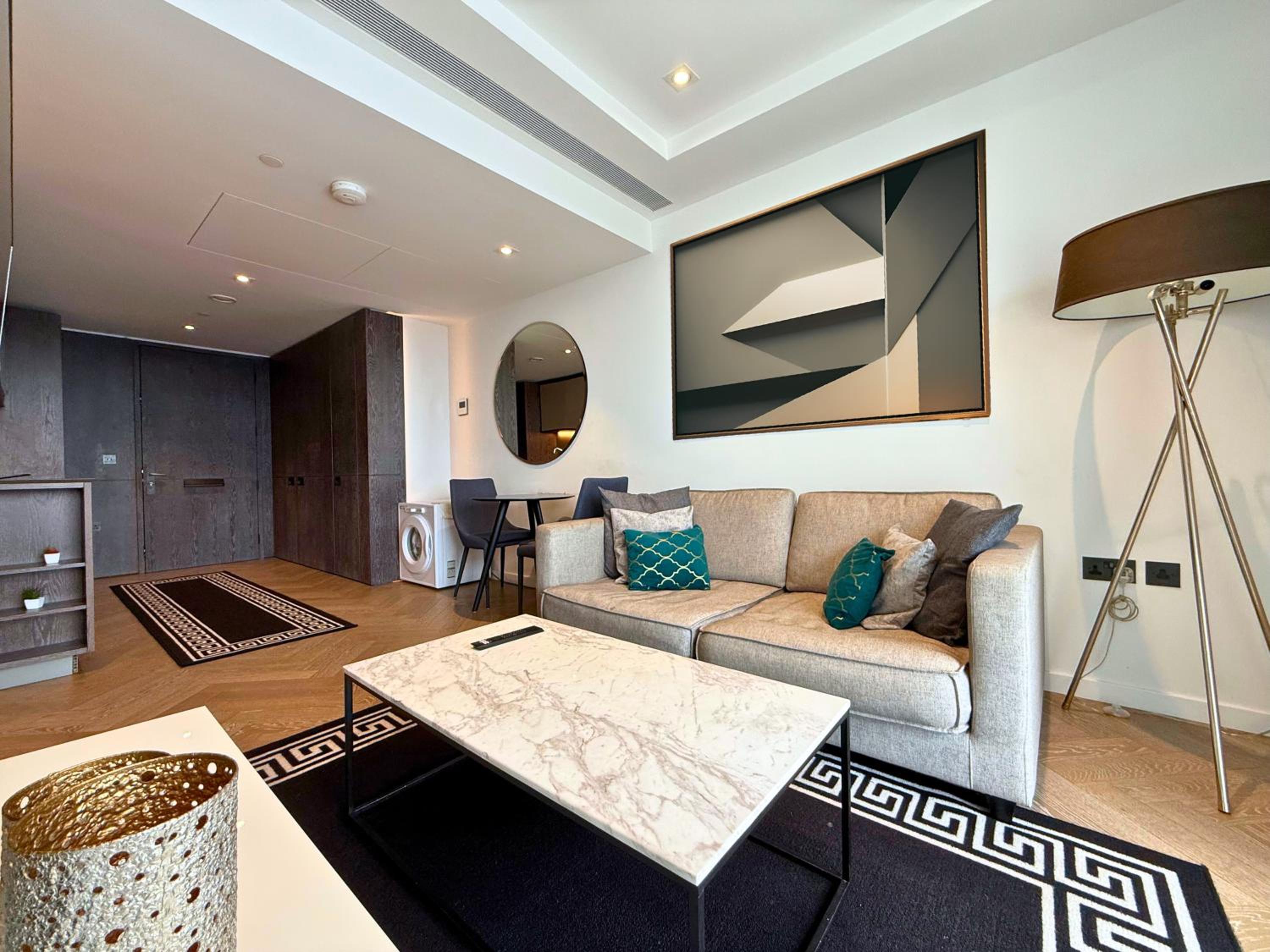 Battersea Power Station Skyline Suite, Private Balcony Terrace, AC, 1000MB SuperFast Wifi