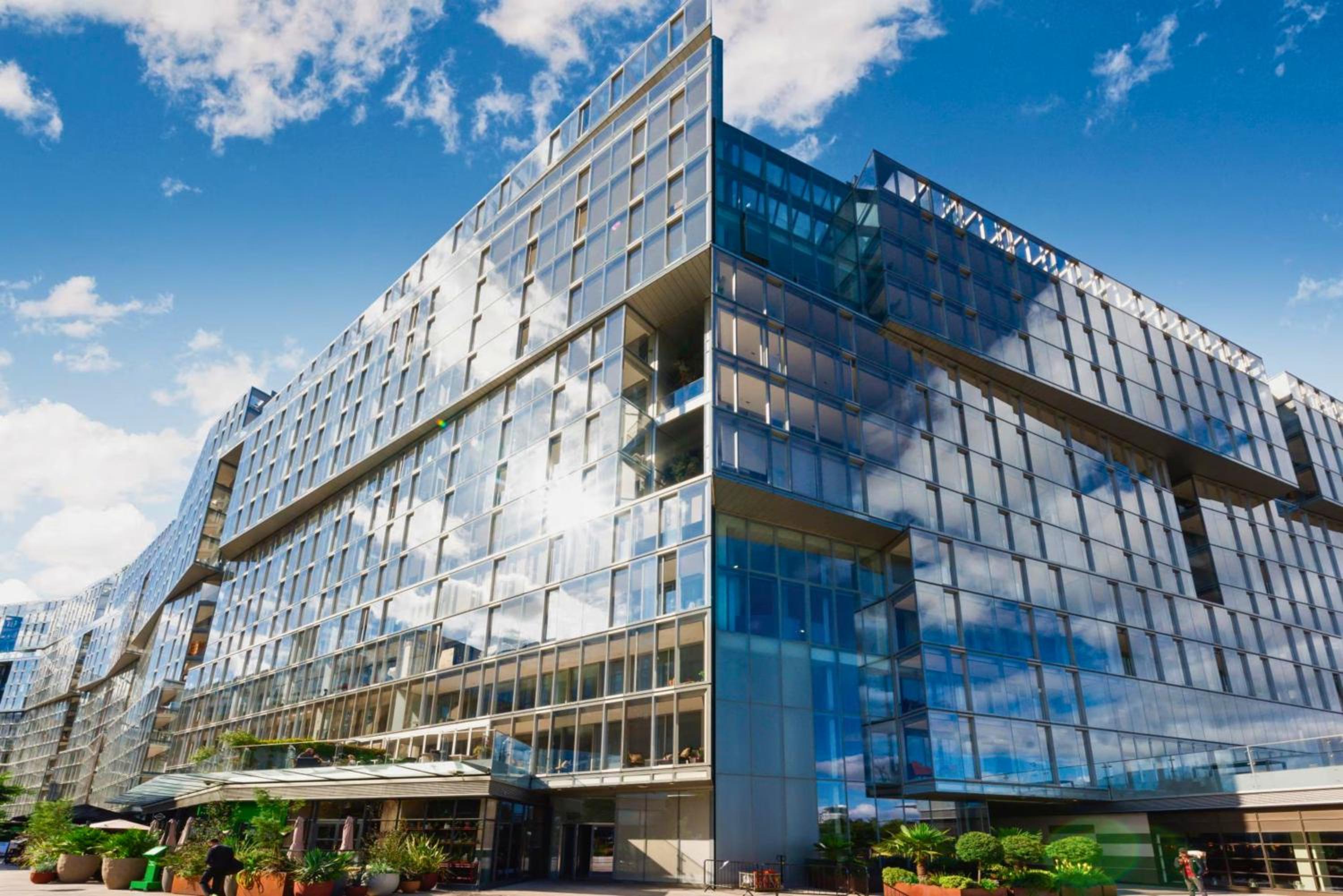 Battersea Power Station Skyline Suite, Private Balcony Terrace, AC, 1000MB SuperFast Wifi