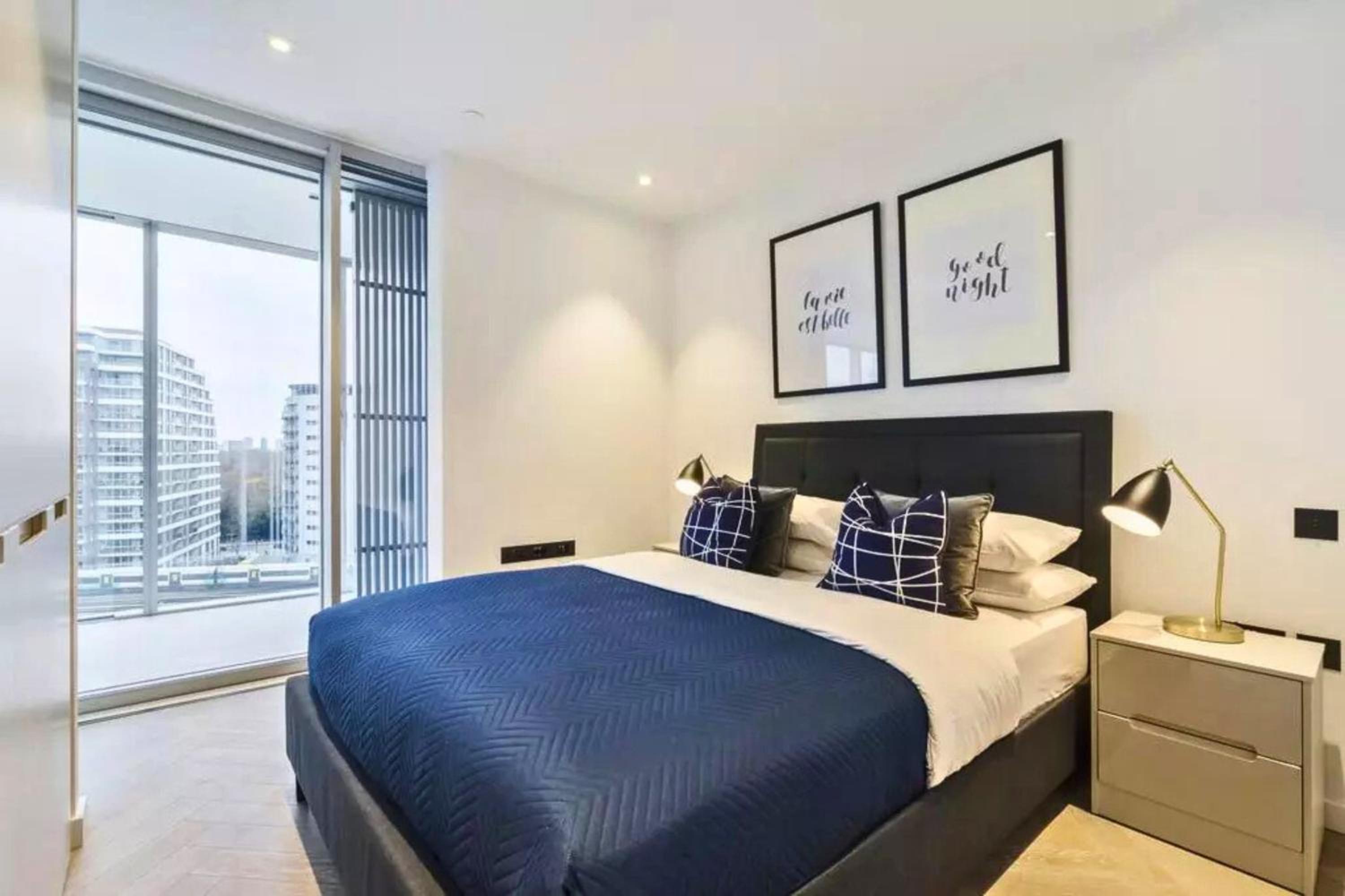 Battersea Power Station Skyline Suite, Private Balcony Terrace, AC, 1000MB SuperFast Wifi