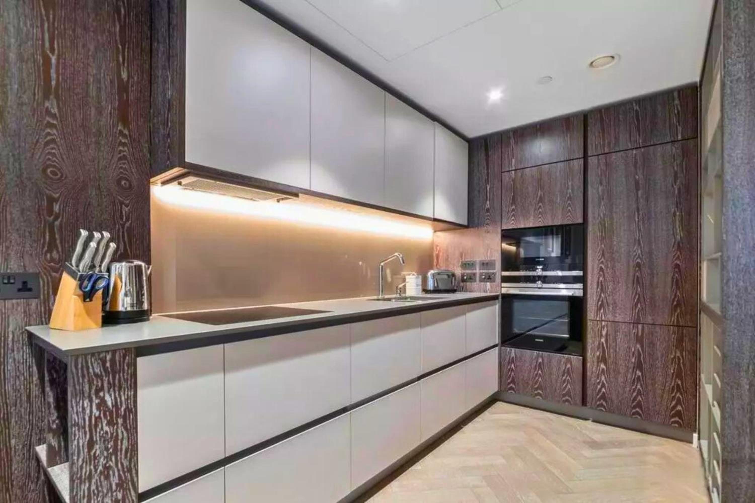 Battersea Power Station Skyline Suite, Private Balcony Terrace, AC, 1000MB SuperFast Wifi