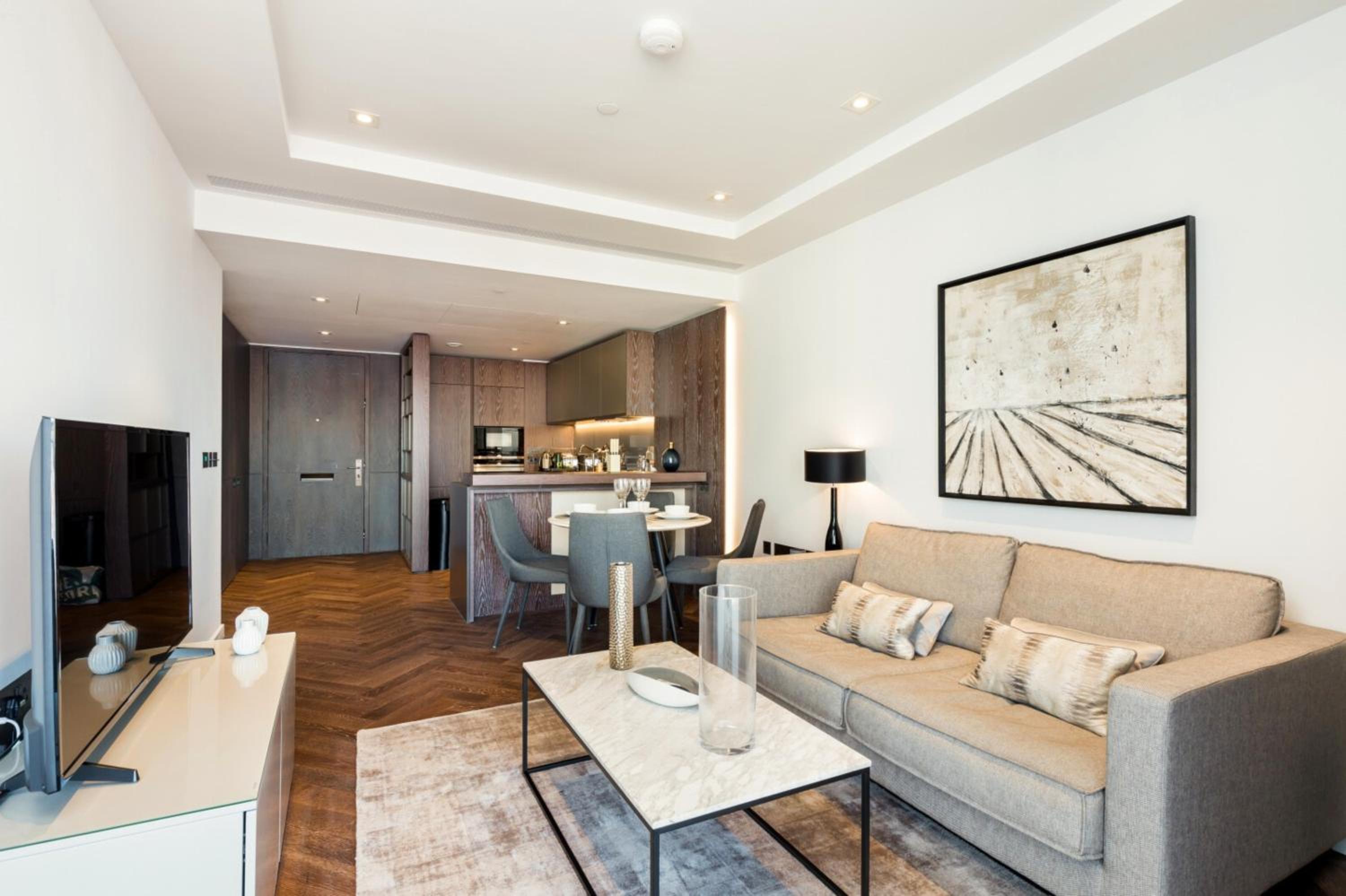 Battersea Power Station Skyline Suite, Private Balcony Terrace, AC, 1000MB SuperFast Wifi