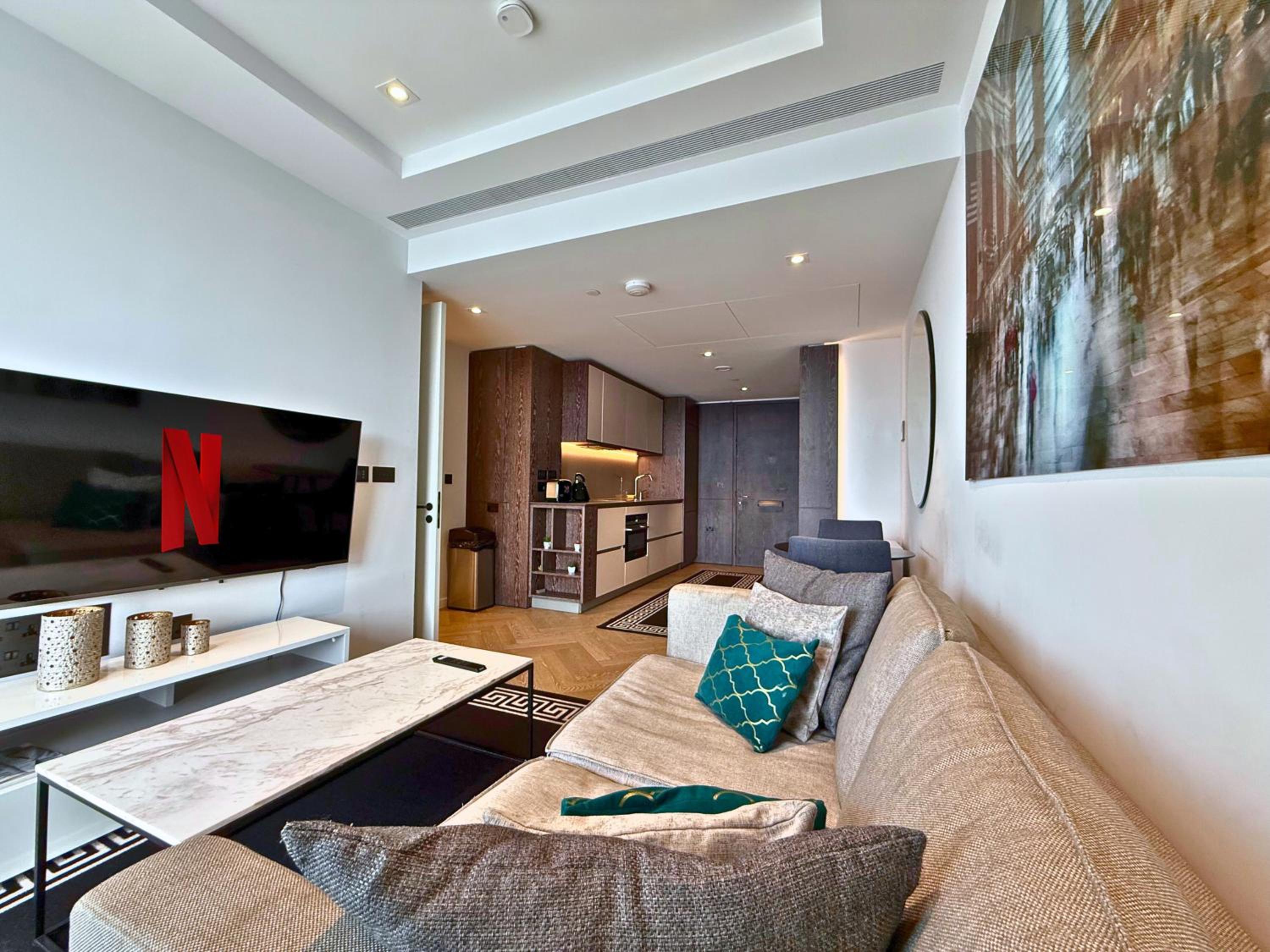 Battersea Power Station Skyline Suite, Private Balcony Terrace, AC, 1000MB SuperFast Wifi