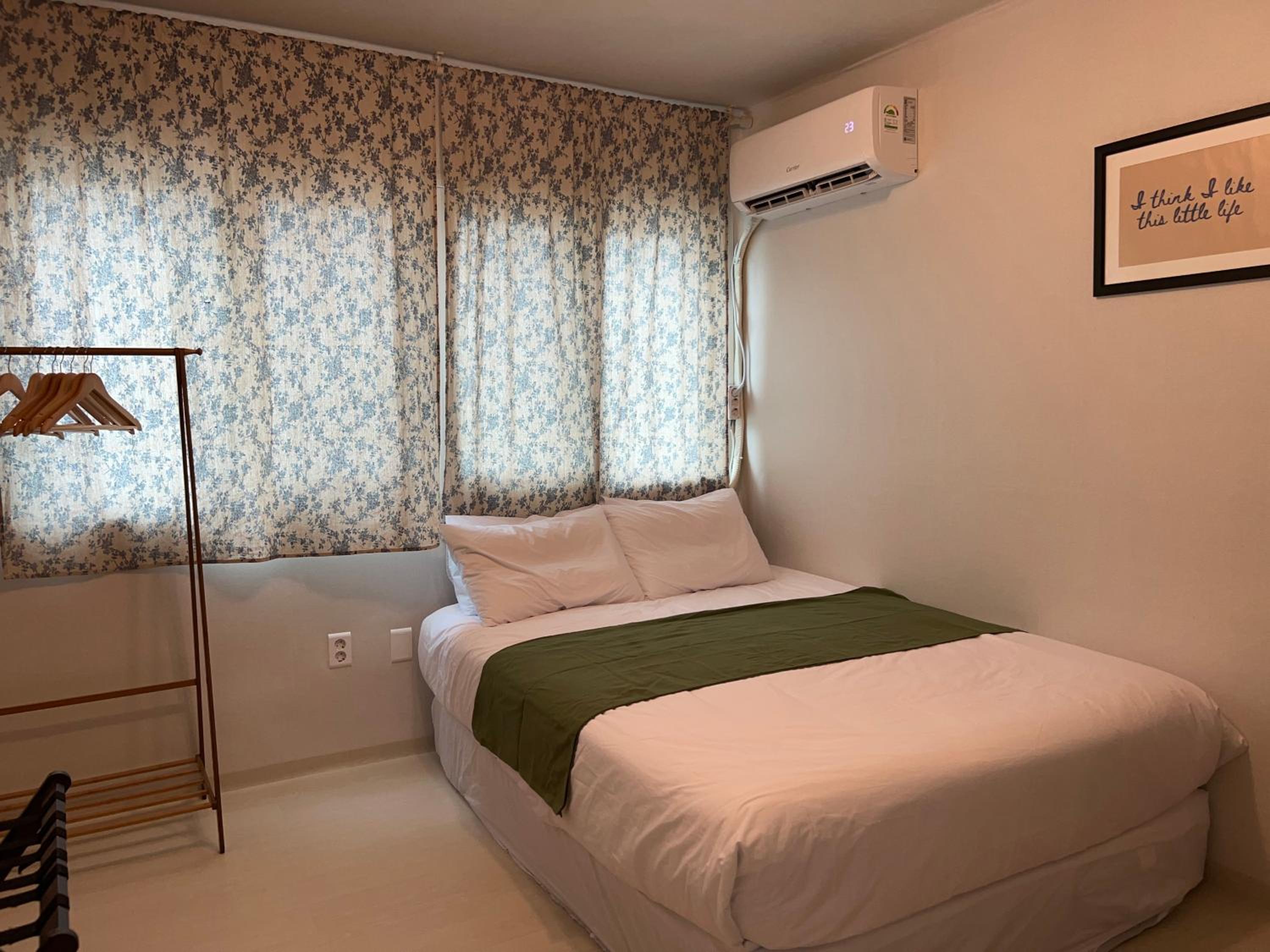 DongMyo Vibe 2BR Home, 4 Beds, 8 Guests
