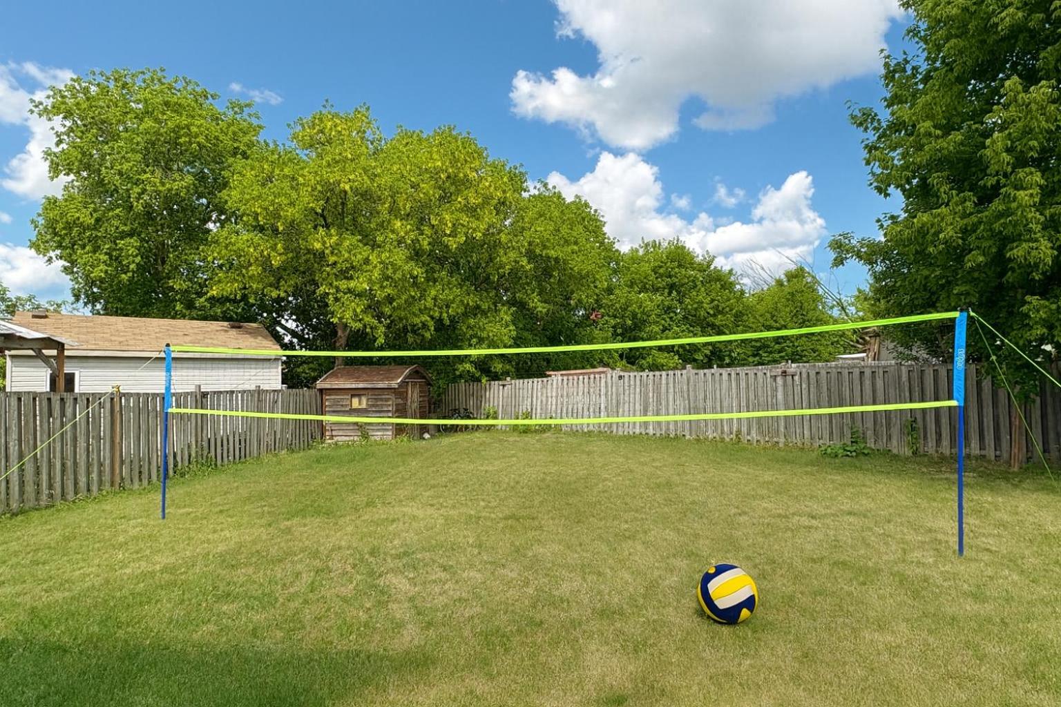 Newly Renovated 3BR North York Bungalow with Backyard Patio & Volleyball Set! Close to Rogers Stadium, TTC Subway Access, Perfect for Family Travel, Group 