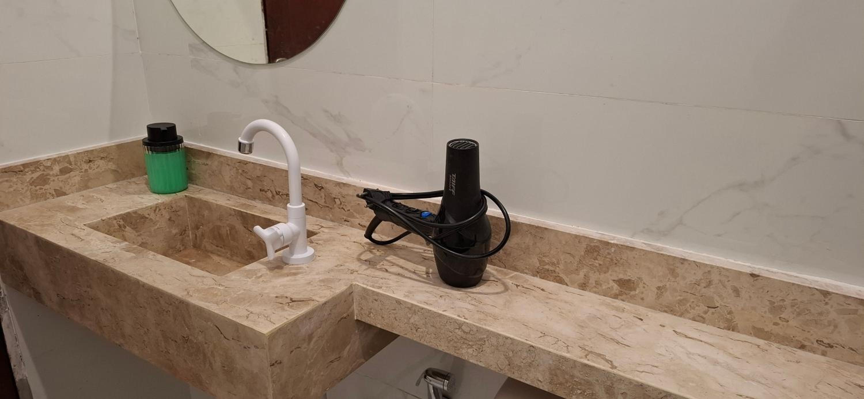 Espaço inteiro na Vila dos Cabanos com garagem