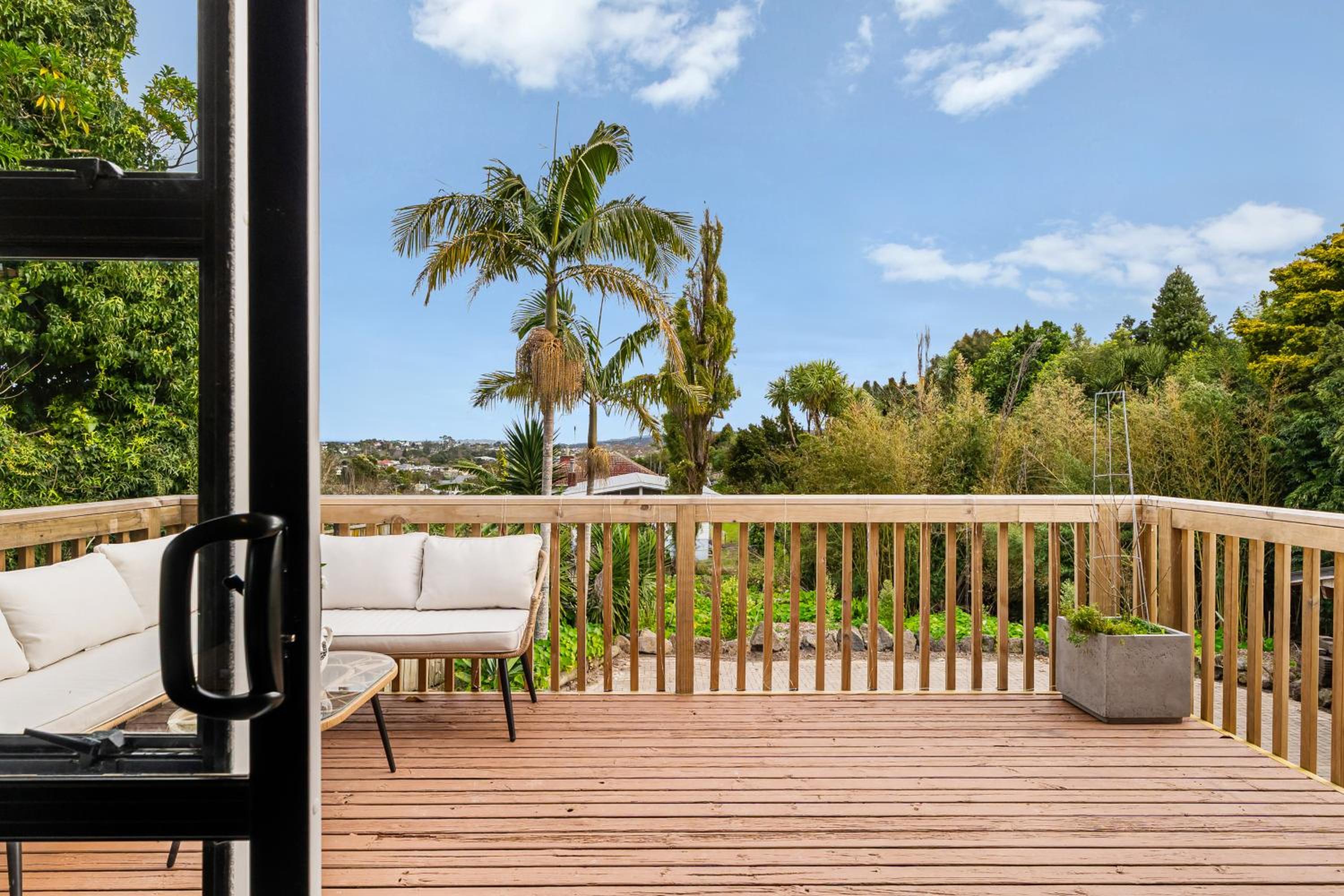 Most Peaceful & Private City Retreat - New AC - CBD 12 KMs & Airport 17KMs Away