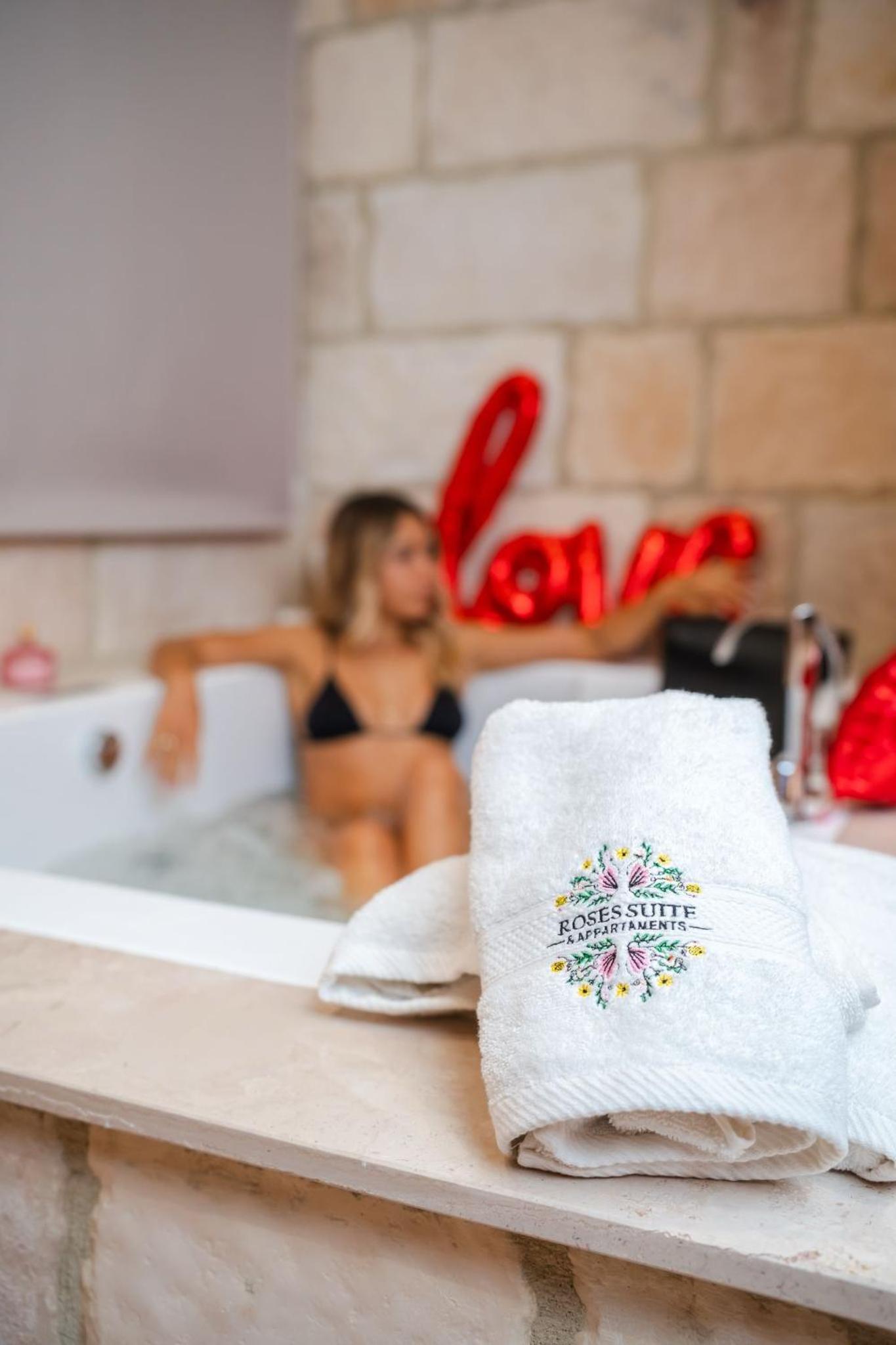 Roses Suite & Apartments