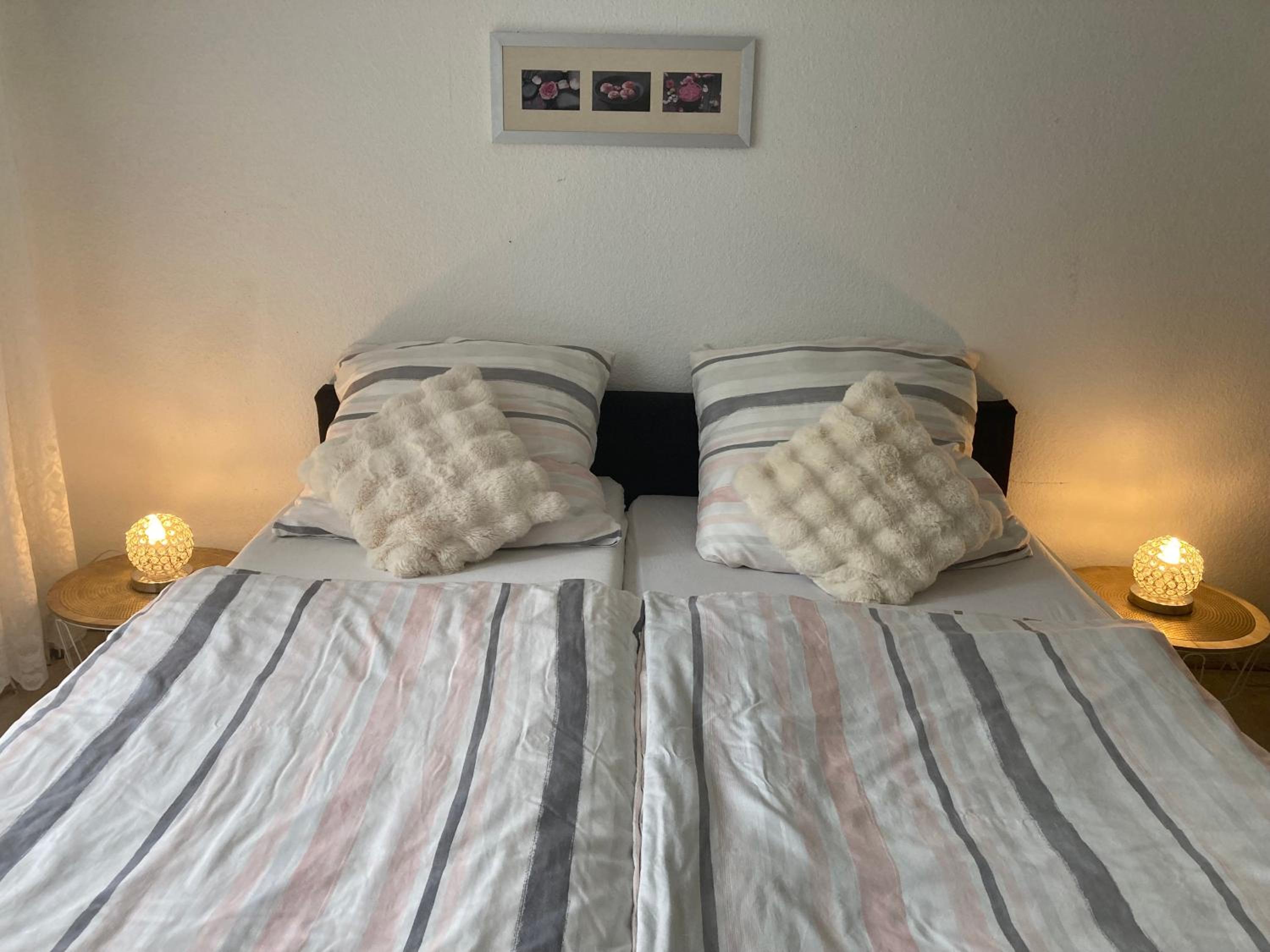 Gemütliches ganzes Apartment, selbst check in Küche Parkplatz Waschmaschine Kamin Terrasse Garten,eigene Dusche und WC