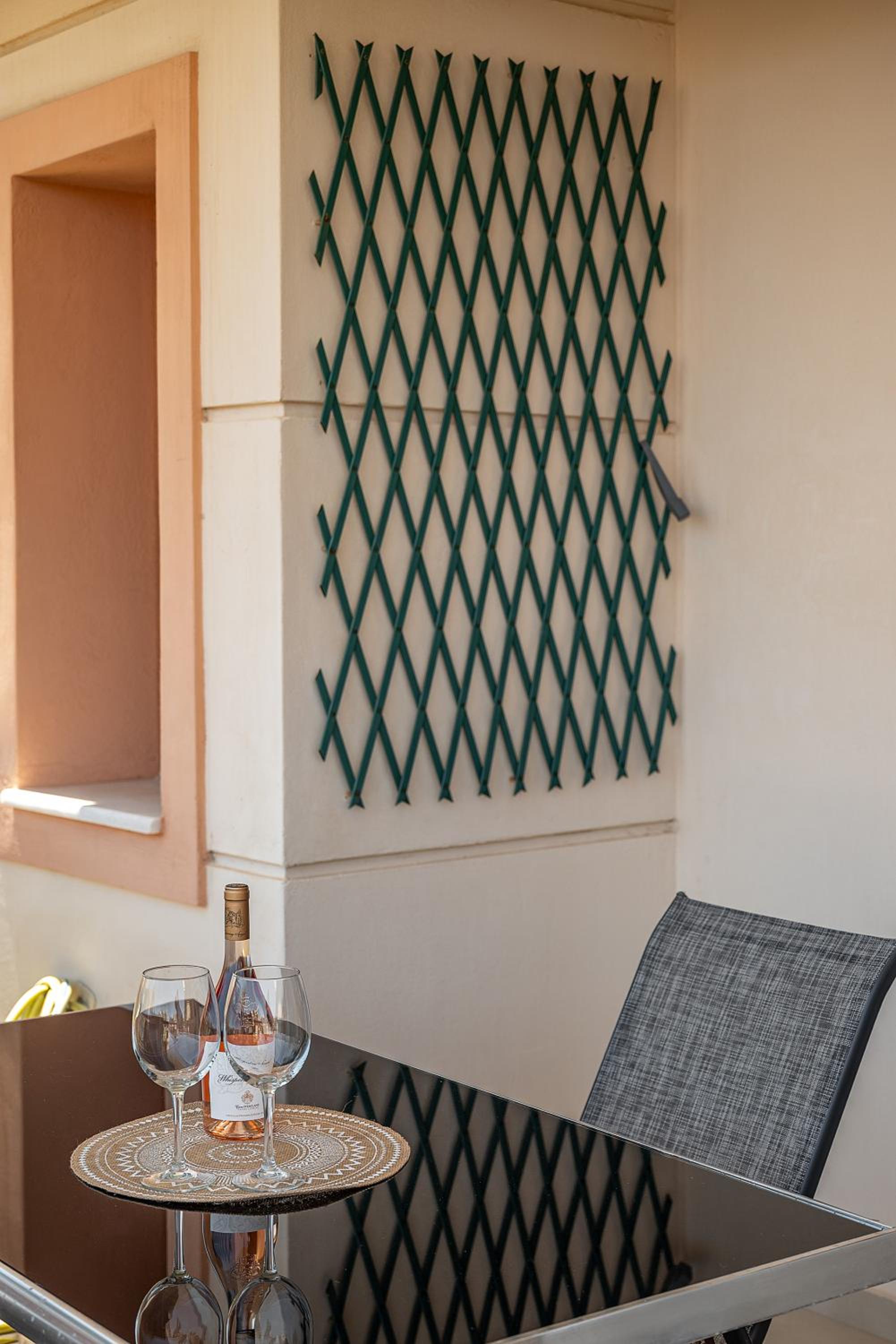 Light House Chania - 5 Min to Beach and Free Parking