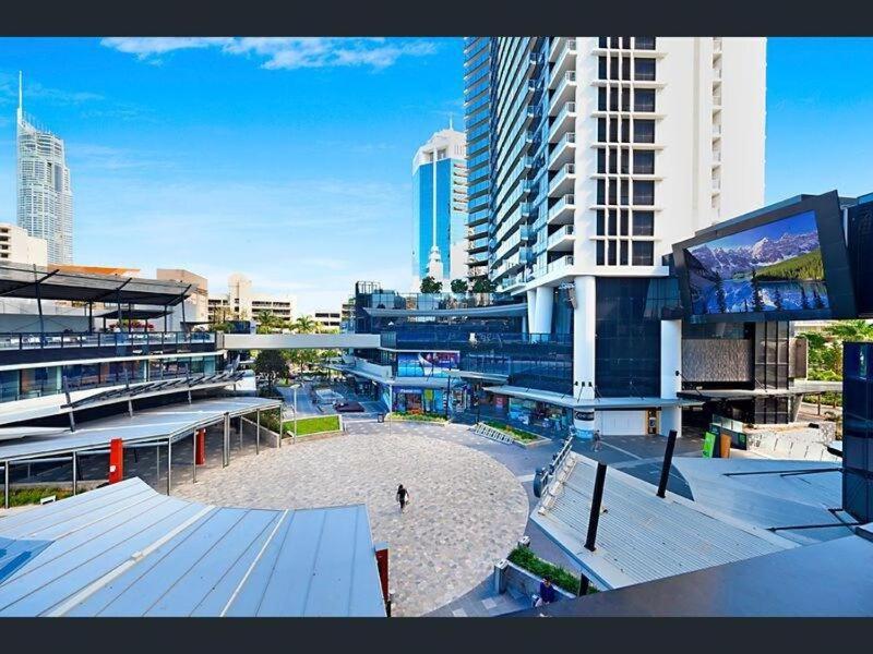Mantra Circle on Cavill High Floor Spa Luxury