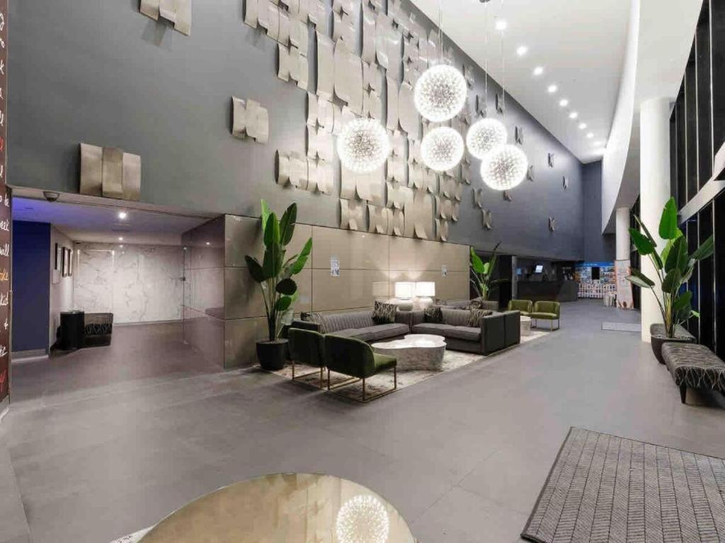 Mantra Circle on Cavill High Floor Spa Luxury