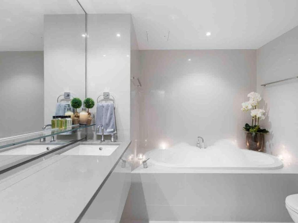 Mantra Circle on Cavill High Floor Spa Luxury