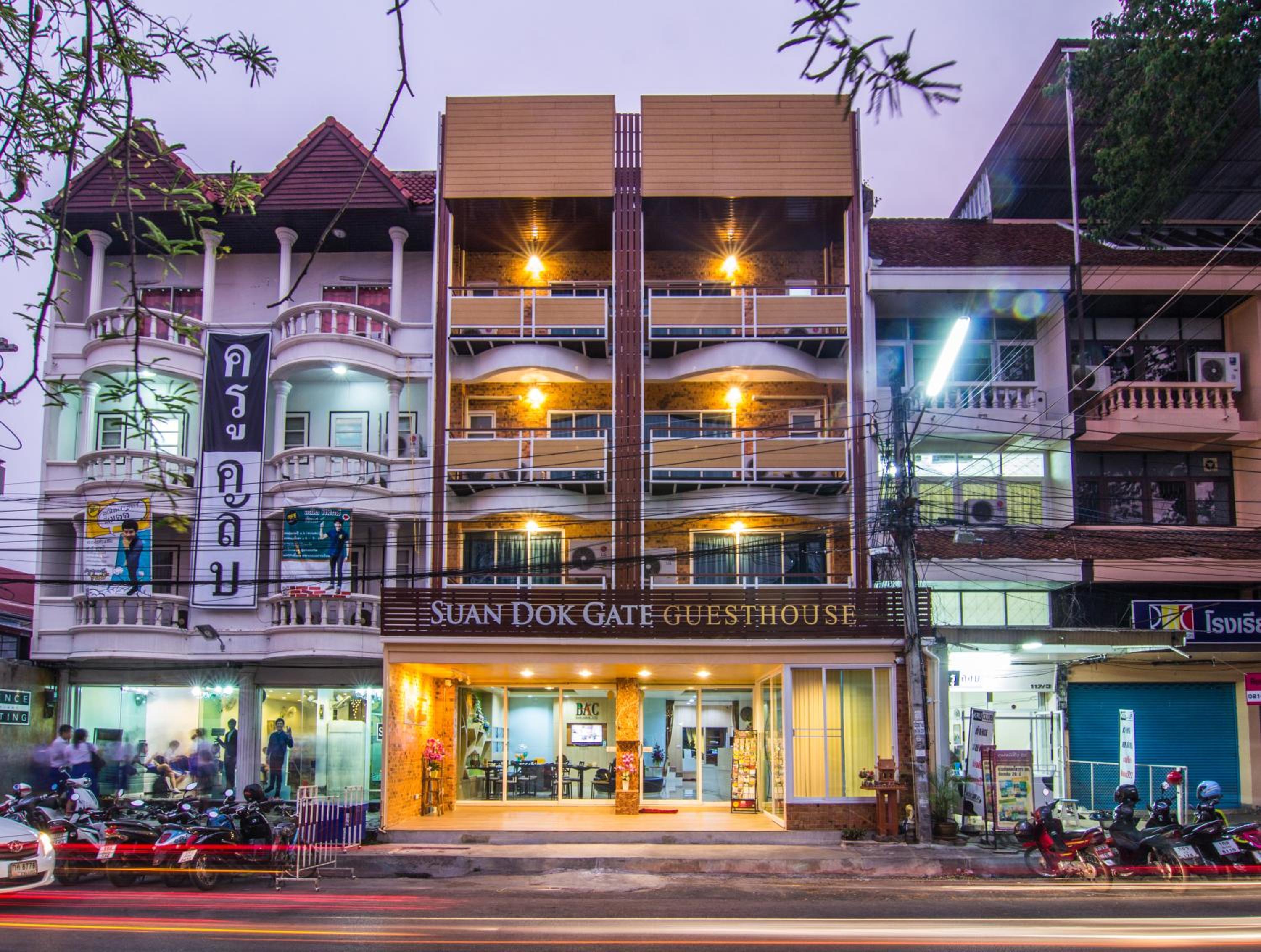 Hotel Suan Dok Gate Guesthouse - Image 1