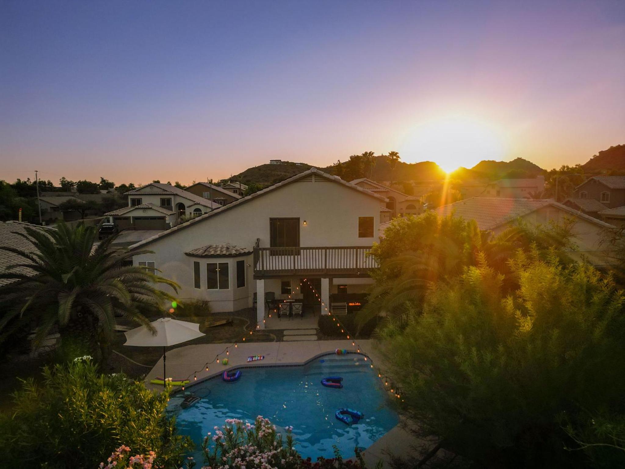 Sparkling Saltwater Pool - Spa - Firepit - WiFi - 4BR 3BA - Near Top Golf Courses
