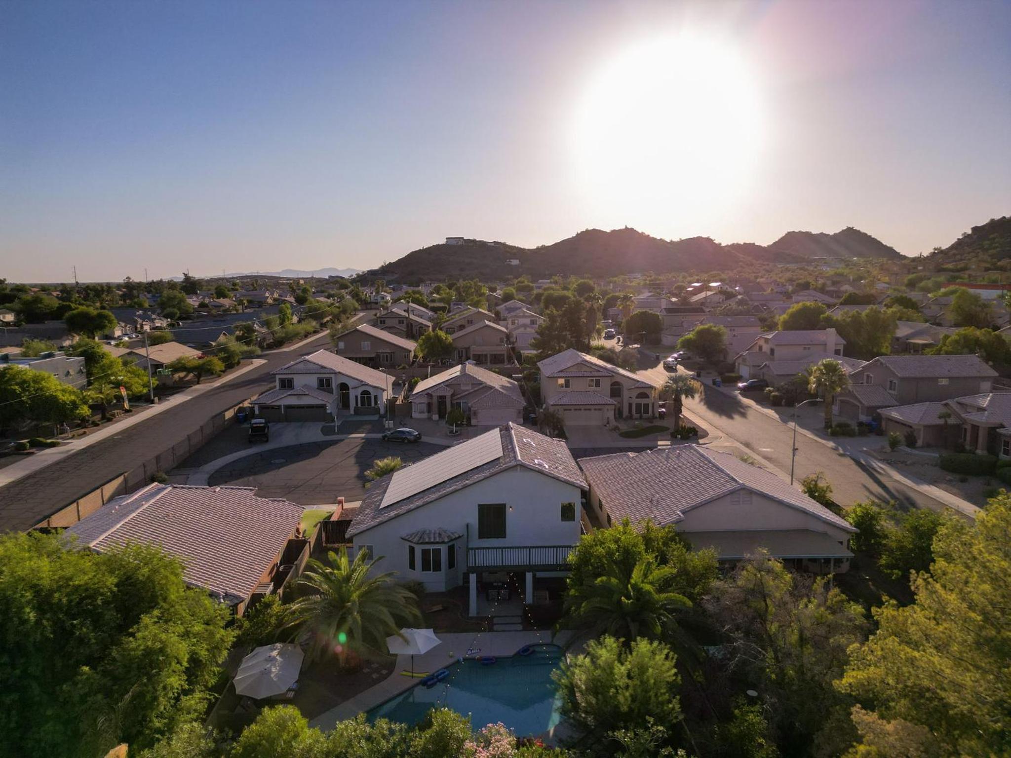 Sparkling Saltwater Pool - Spa - Firepit - WiFi - 4BR 3BA - Near Top Golf Courses
