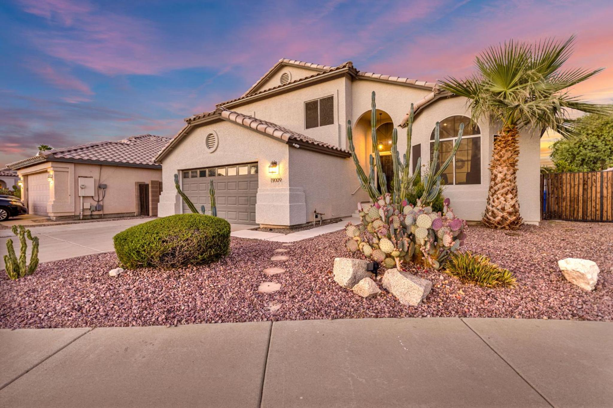Sparkling Saltwater Pool - Spa - Firepit - WiFi - 4BR 3BA - Near Top Golf Courses