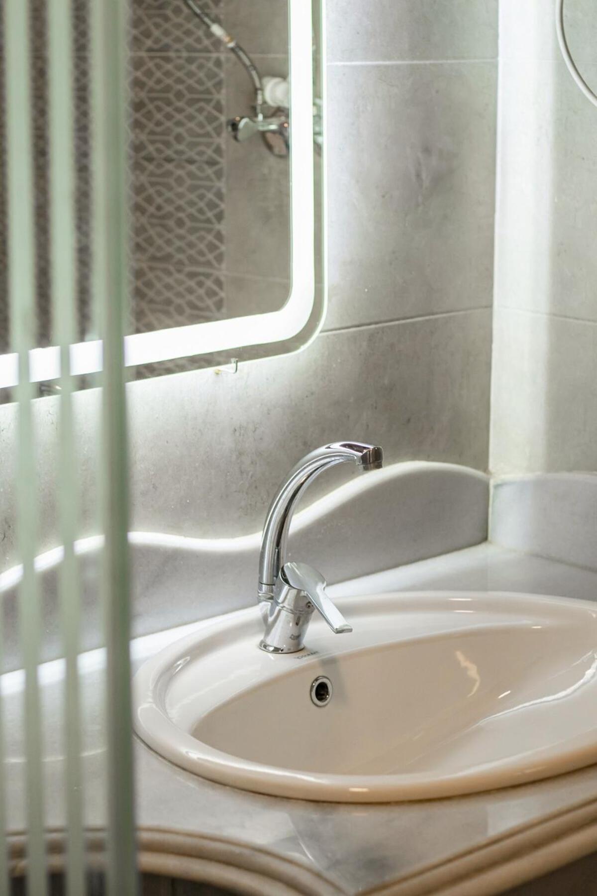 Classic Apartment near Nile corniche with Smart TV in Zamalek