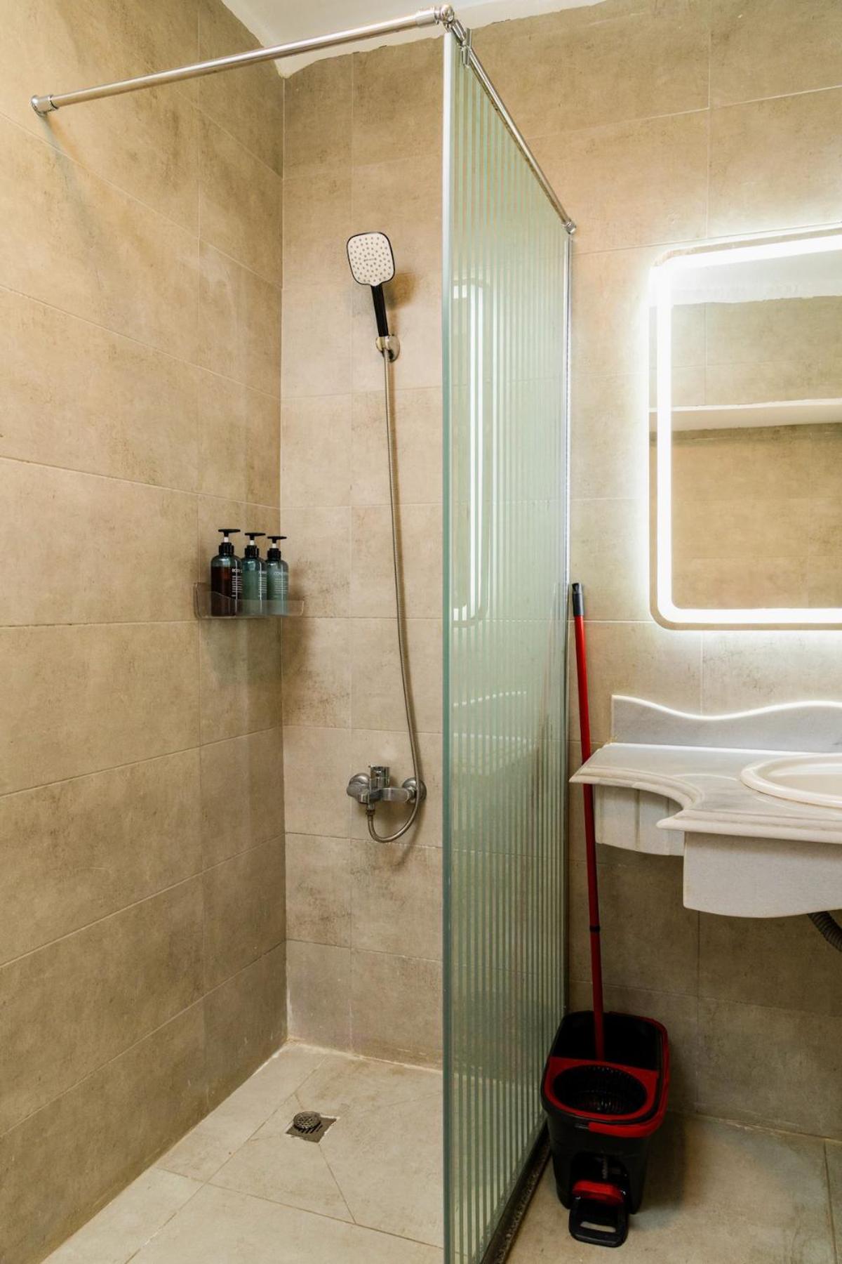 Classic Apartment near Nile corniche with Smart TV in Zamalek