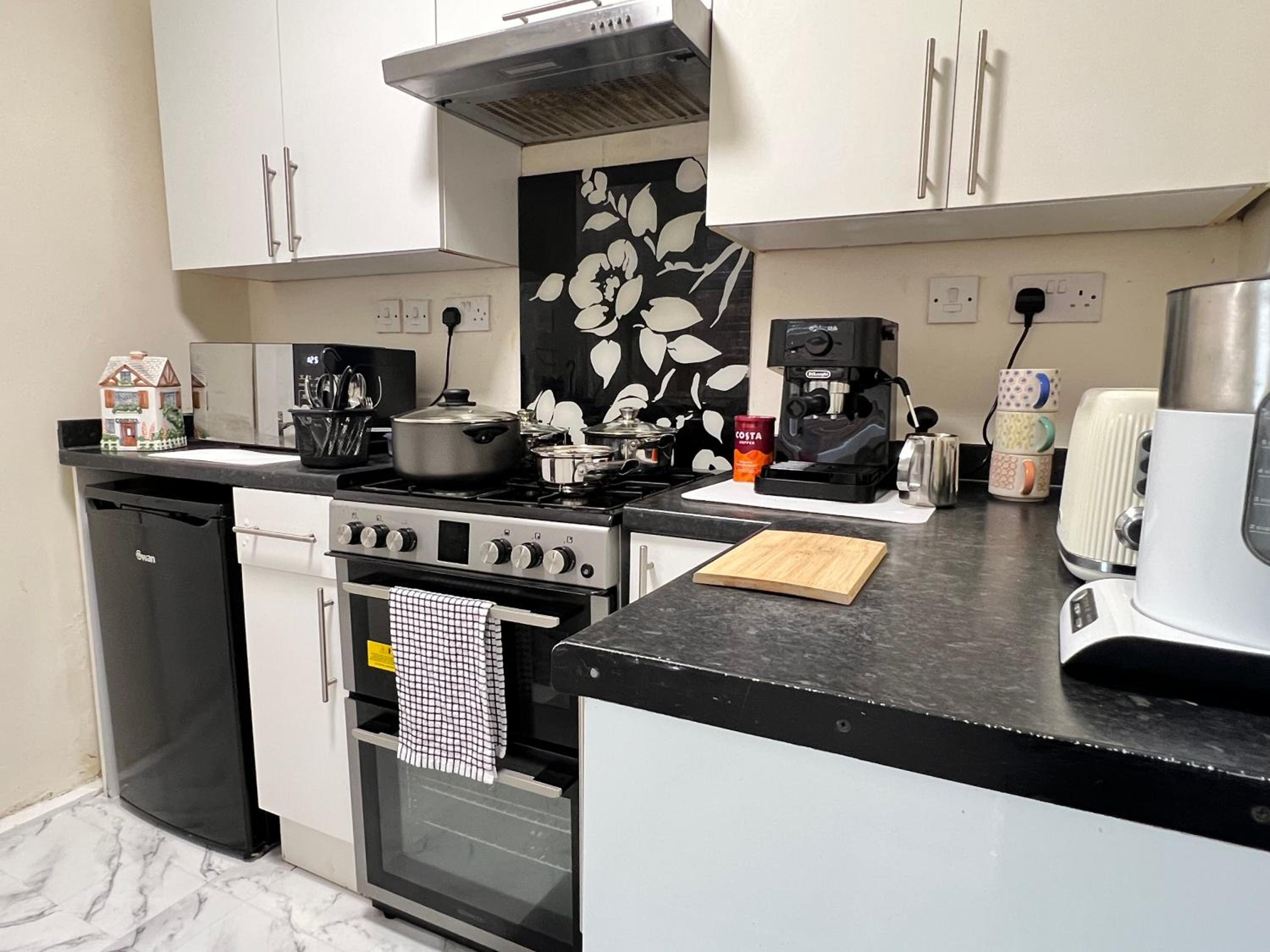 Contractors!, Available in June, 2BR Flat, Free Parking, Fast WIFI