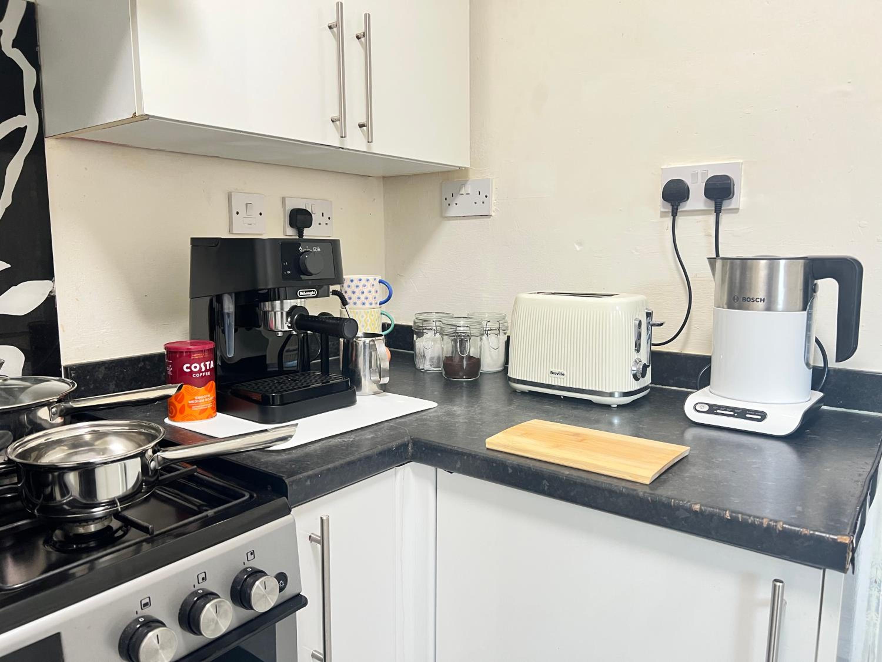 Contractors!, Available in June, 2BR Flat, Free Parking, Fast WIFI