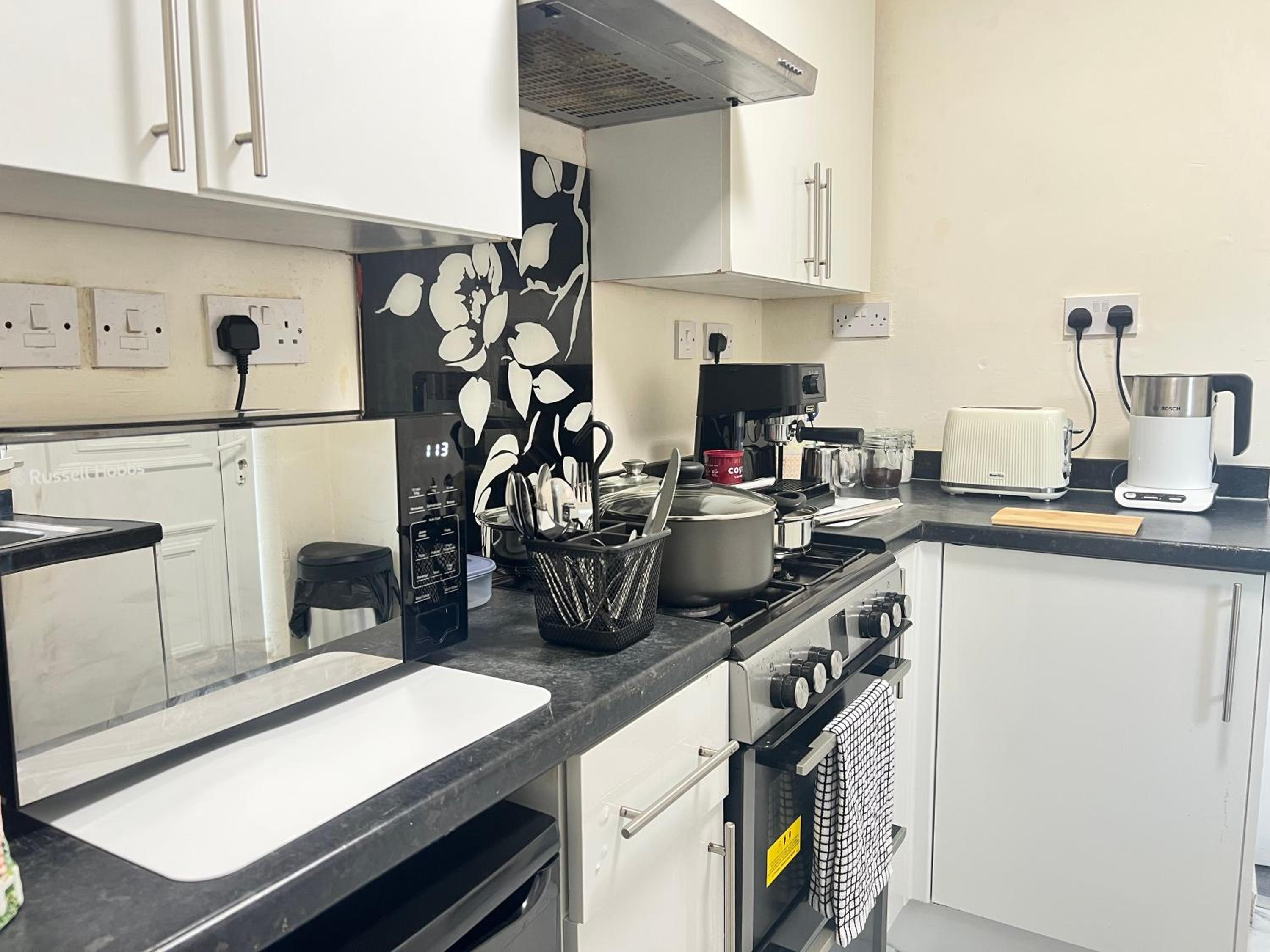Contractors!, Available in June, 2BR Flat, Free Parking, Fast WIFI