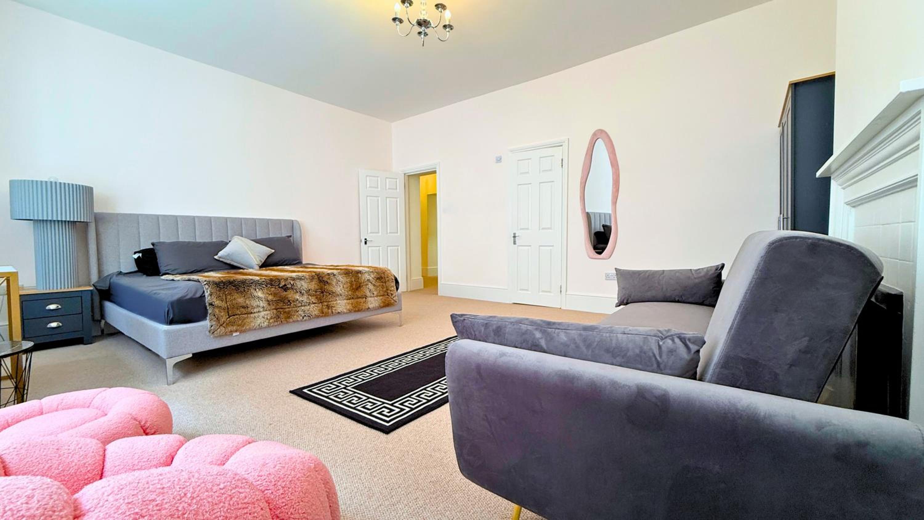 2000ft Huge, 3Bed 3Bath, AC, 5 mins to St James Park, Buckingham Palace