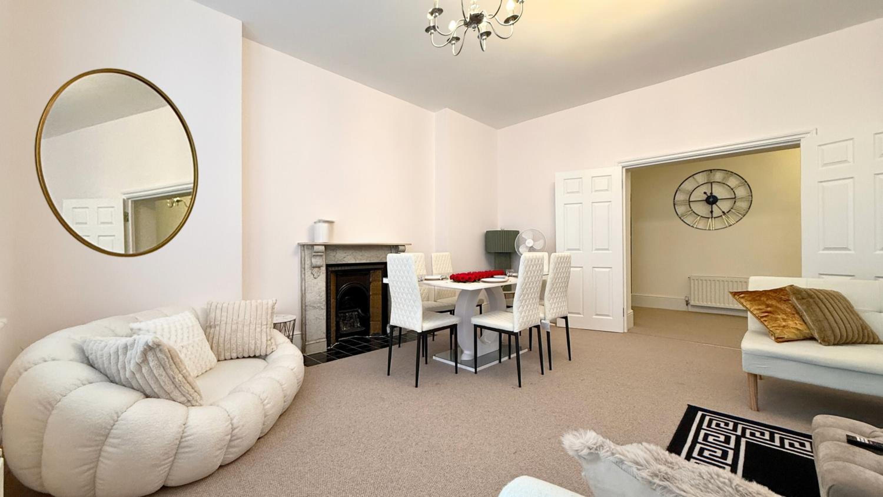 2000ft Huge, 3Bed 3Bath, AC, 5 mins to St James Park, Buckingham Palace