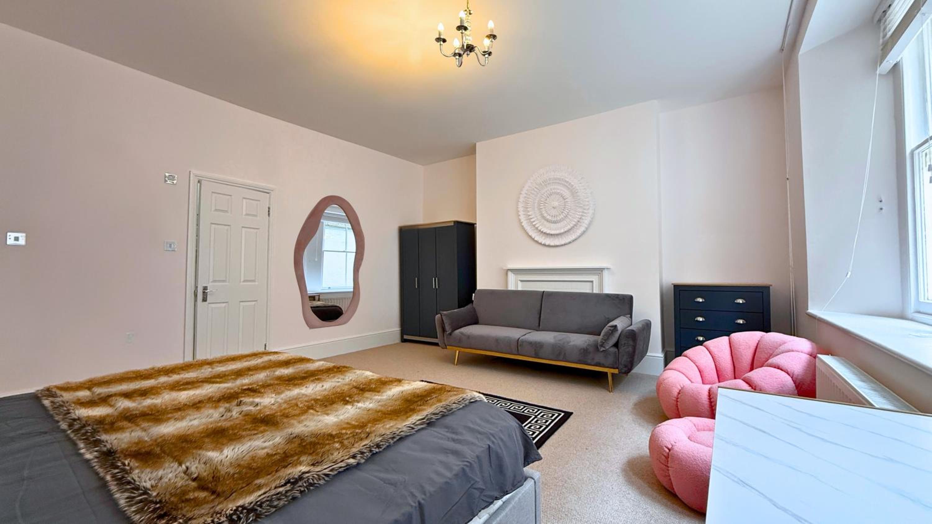 2000ft Huge, 3Bed 3Bath, AC, 5 mins to St James Park, Buckingham Palace