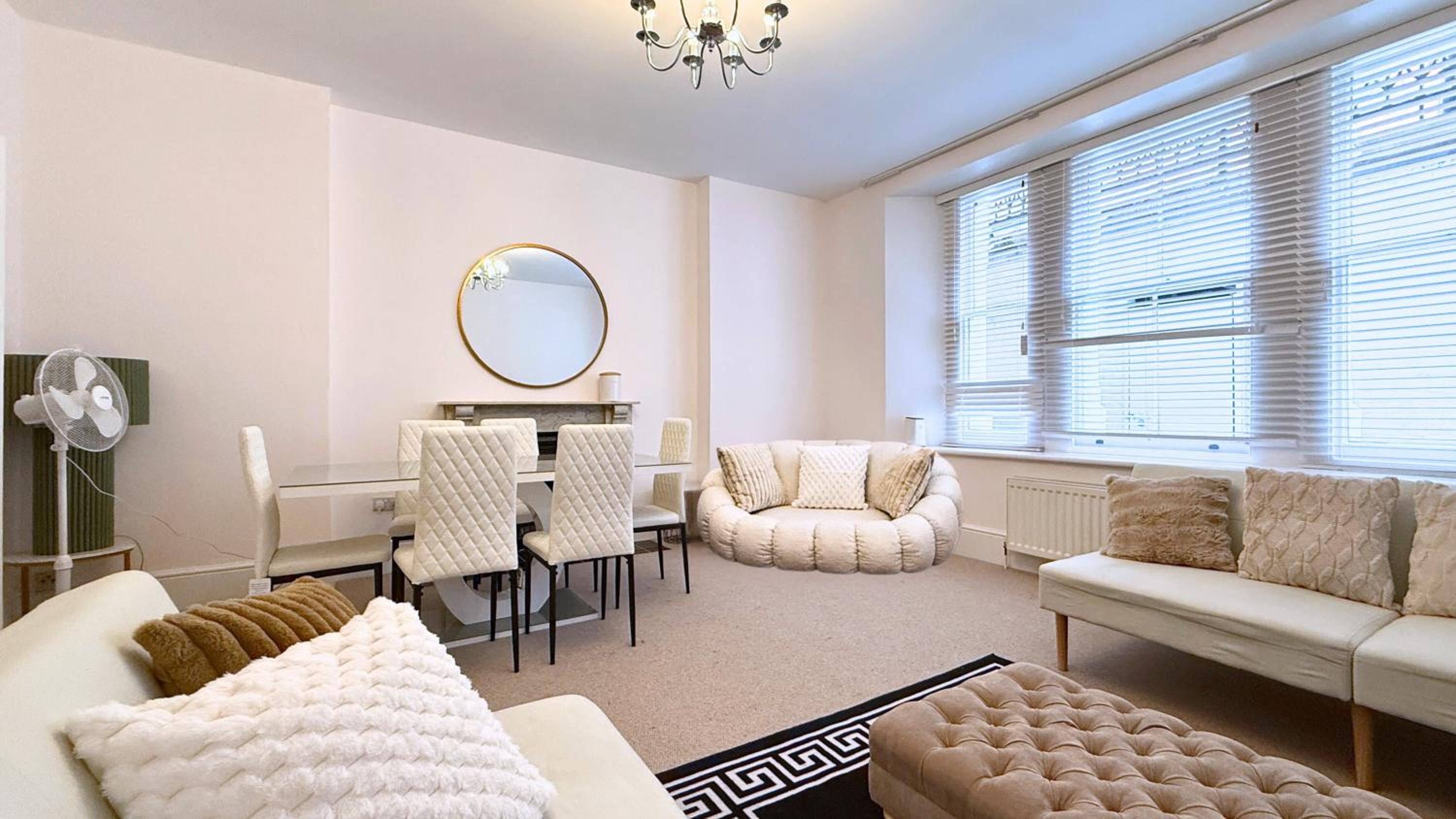 2000ft Huge, 3Bed 3Bath, AC, 5 mins to St James Park, Buckingham Palace