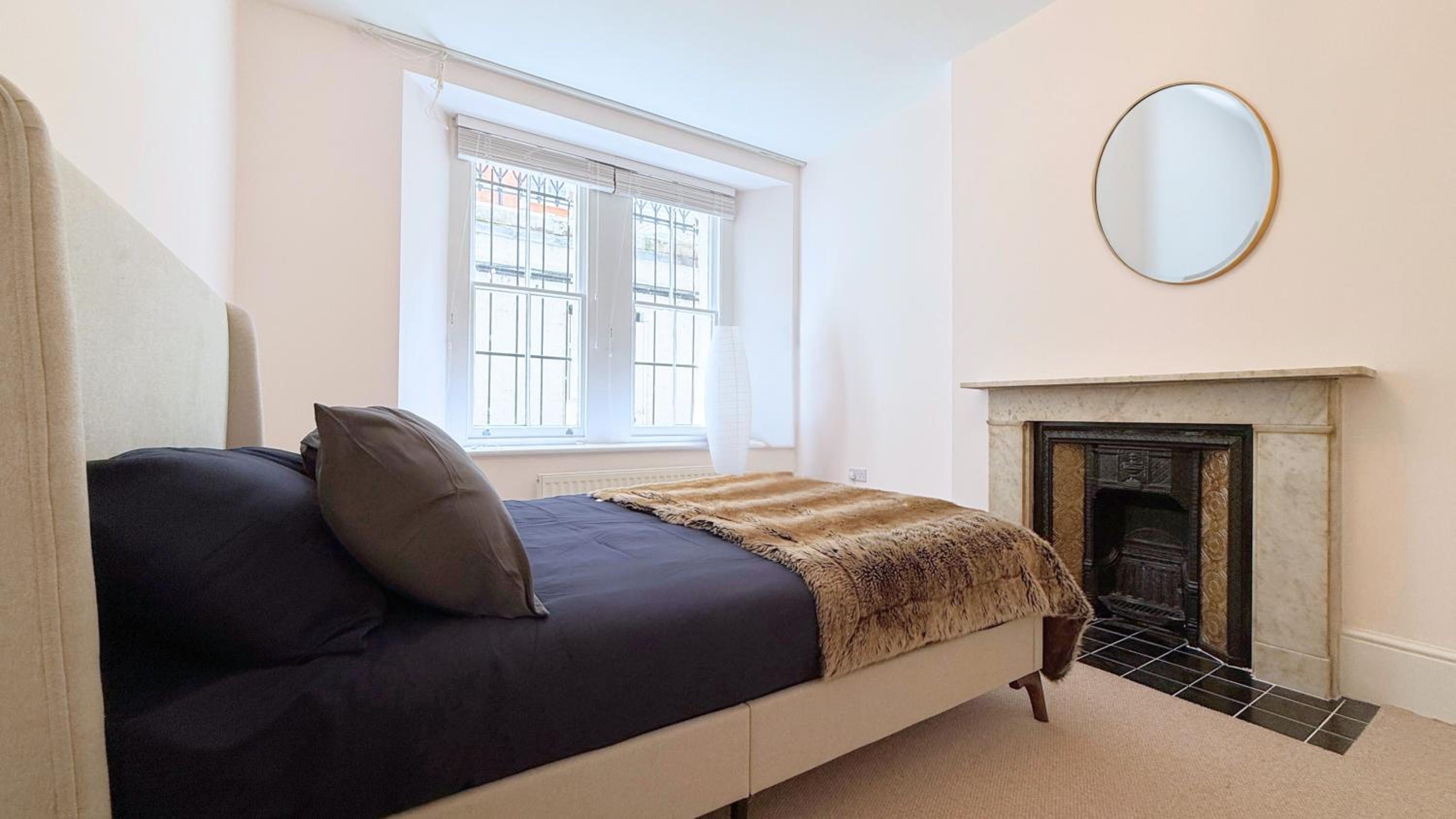2000ft Huge, 3Bed 3Bath, AC, 5 mins to St James Park, Buckingham Palace