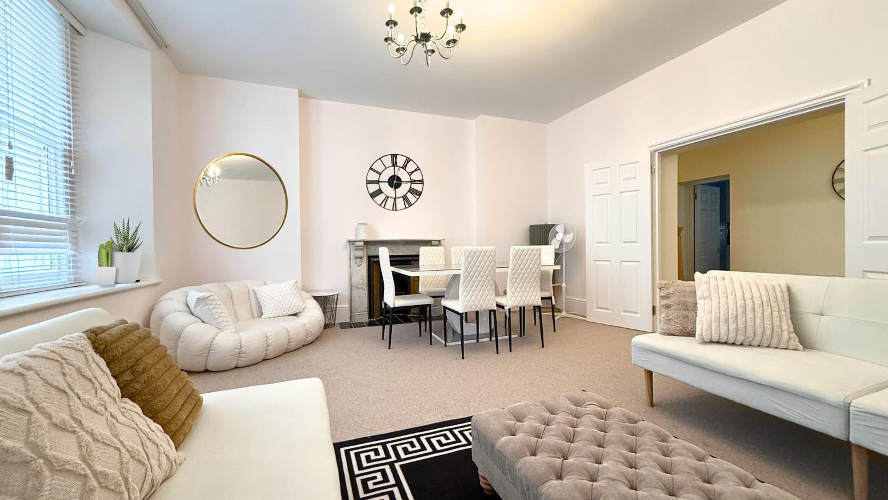 2000ft Huge, 3Bed 3Bath, AC, 5 mins to St James Park, Buckingham Palace