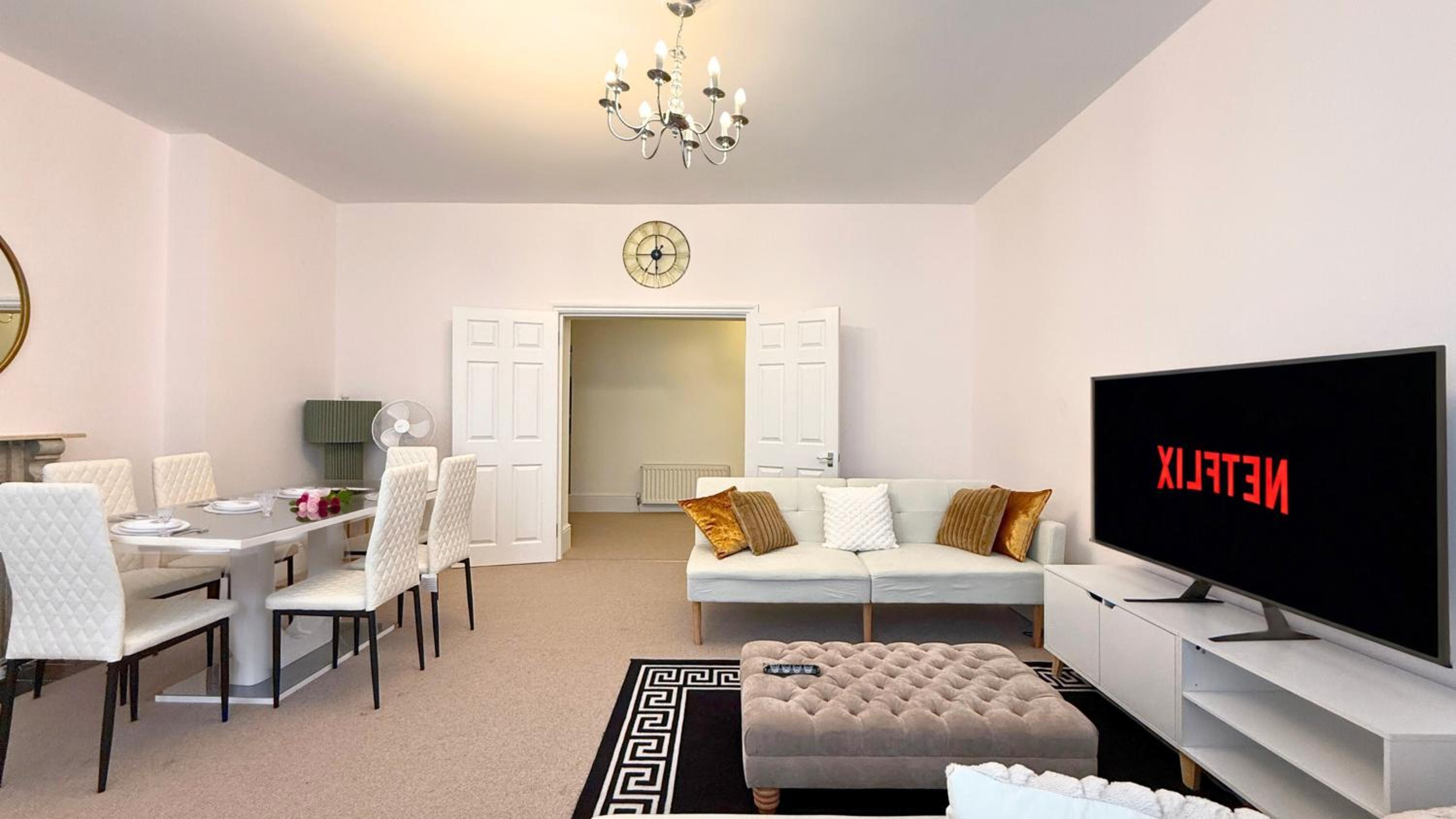 2000ft Huge, 3Bed 3Bath, AC, 5 mins to St James Park, Buckingham Palace
