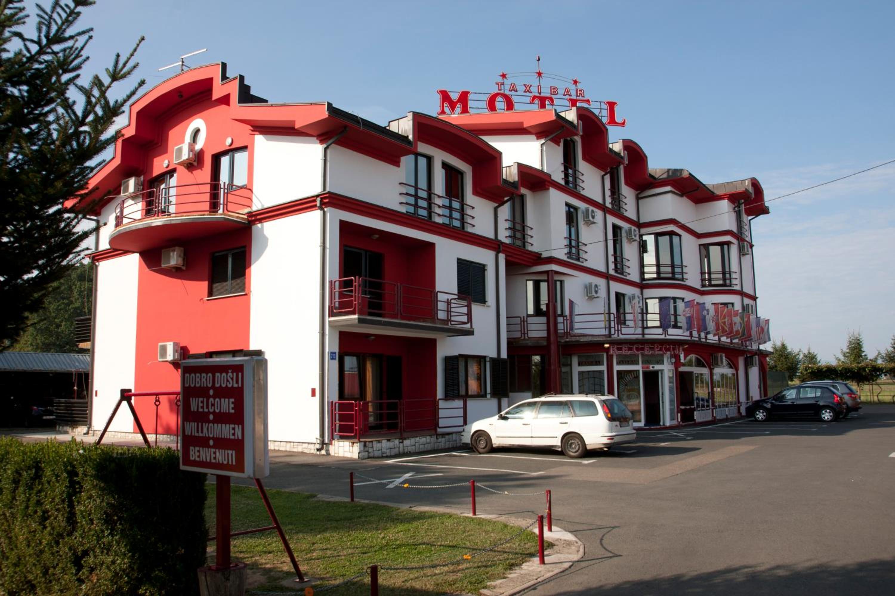 Taxi Bar Motel view 3