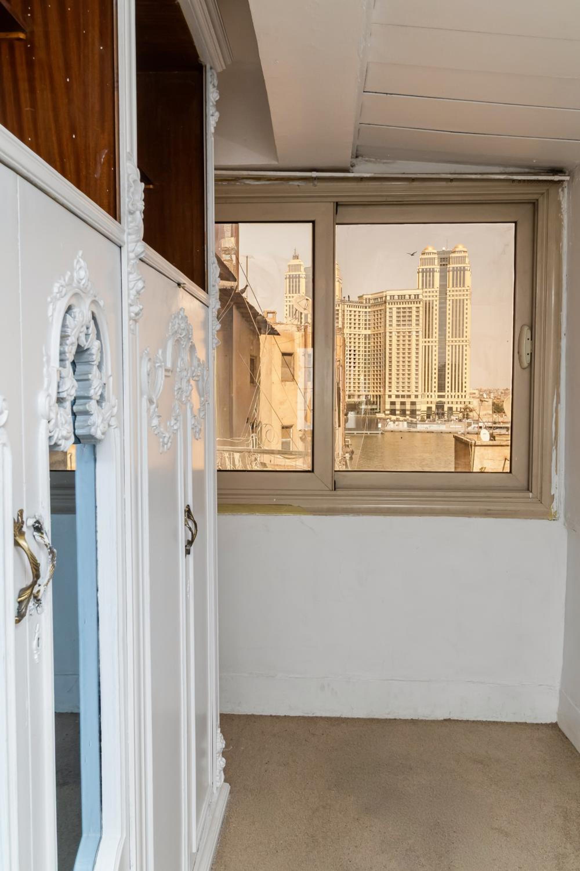 Classic Apartment near Nile corniche with Smart TV in Zamalek