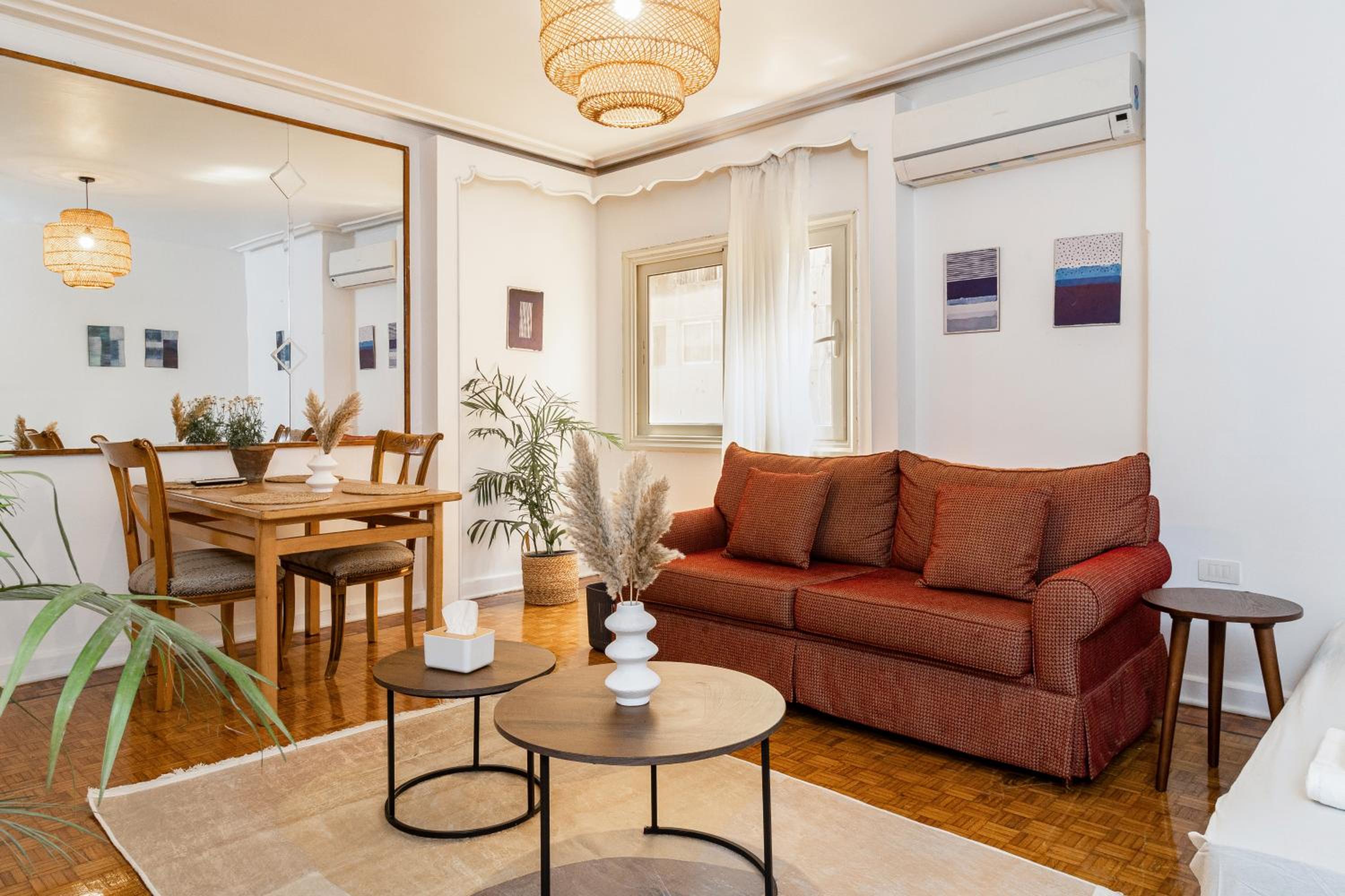 Classic Apartment near Nile corniche with Smart TV in Zamalek