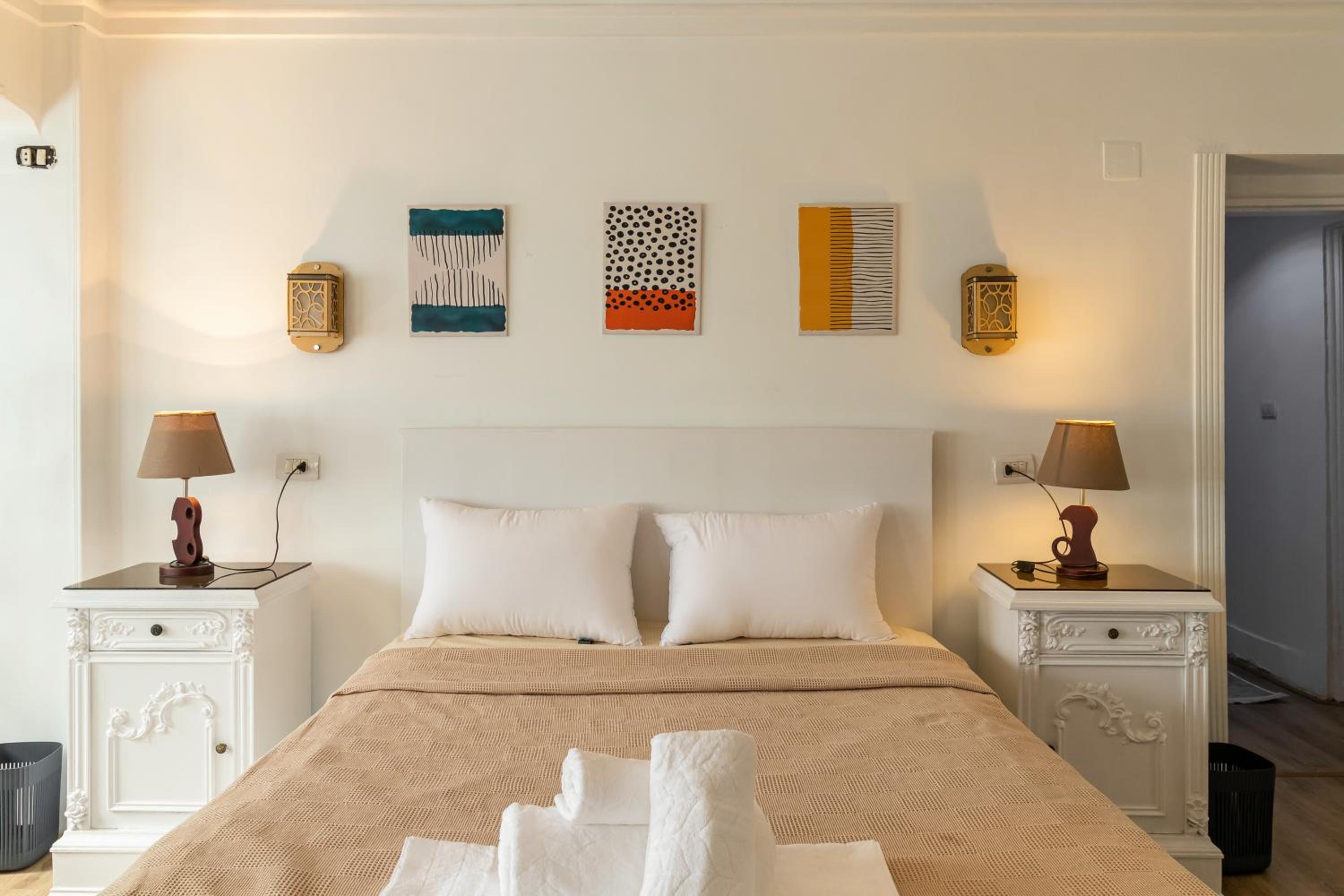 Classic Apartment near Nile corniche with Smart TV in Zamalek