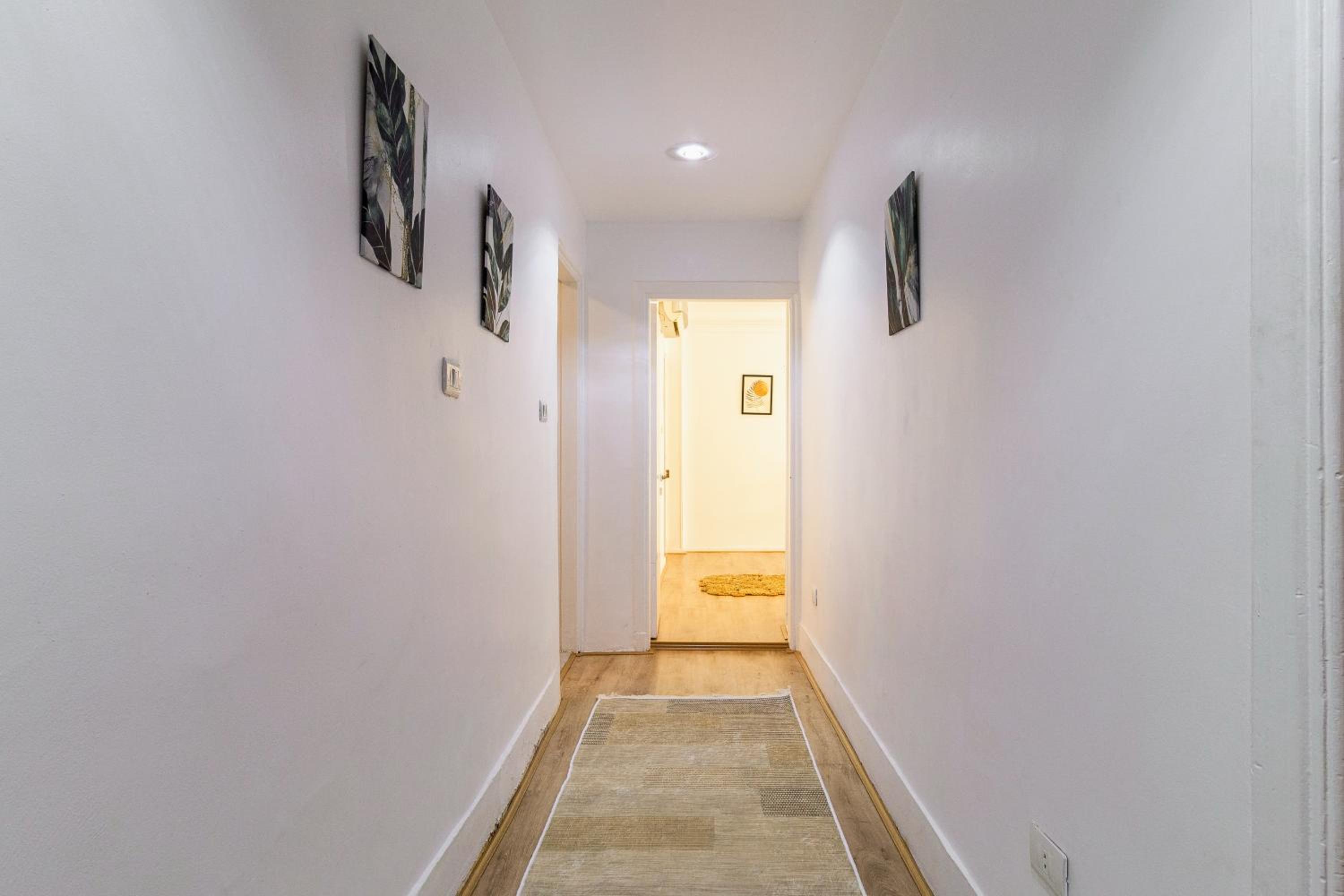 Classic Apartment near Nile corniche with Smart TV in Zamalek