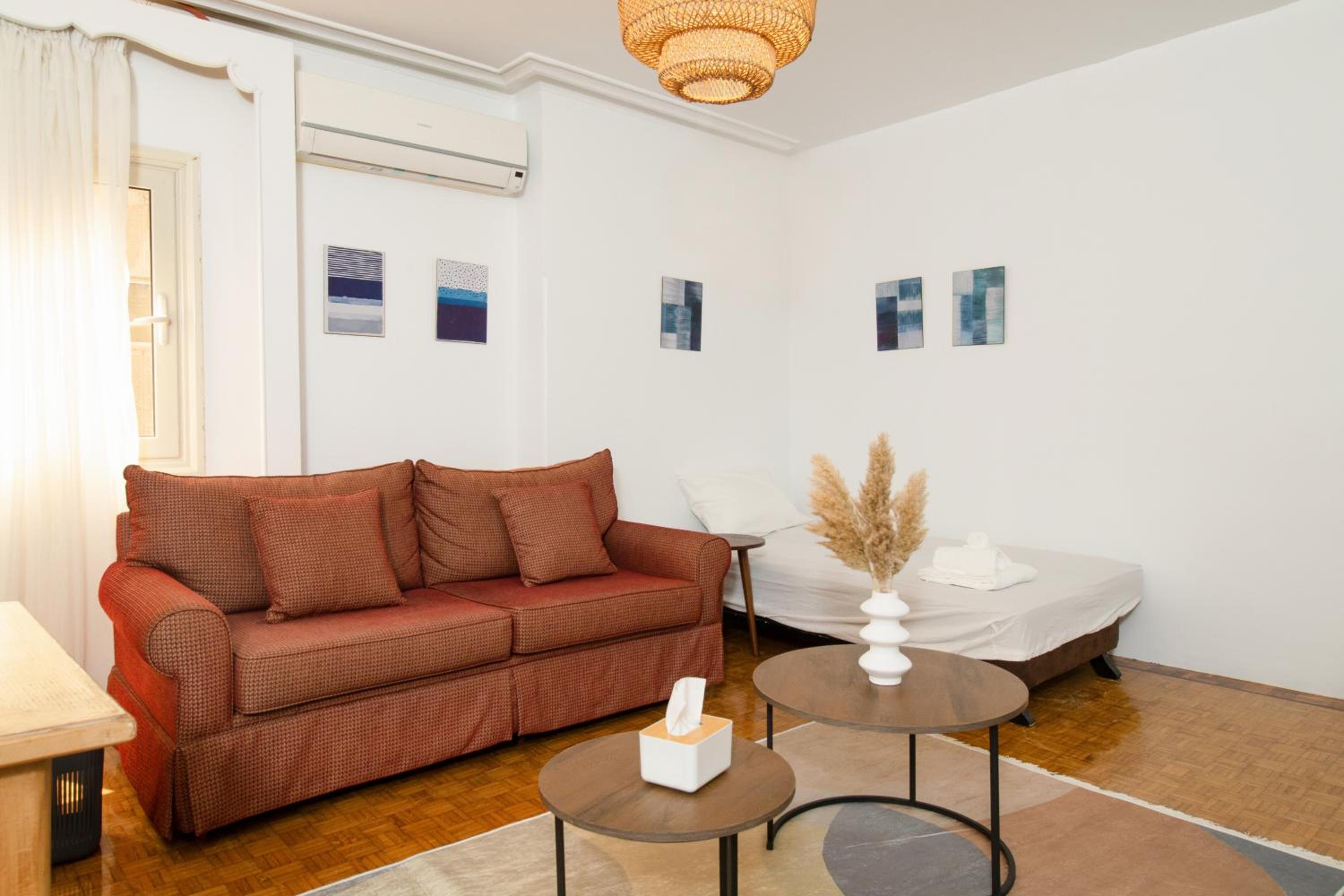 Classic Apartment near Nile corniche with Smart TV in Zamalek